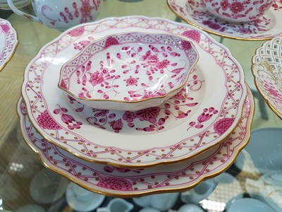 27108440g - 20 Geschirrteile, Meissen, indische Malerei, Purpur, 20. Jh., meist goldgepunktet, u.a. ...