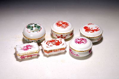 Image 6 Deckeldosen, Meissen, 20. Jh., , reicher Drache und Ming-Drache, versch. Formen und ...