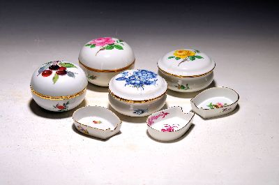 Image 6 Deckeldose und 3 kl. Aschenbecher, Meissen, 20. Jh., z.T. 2. Wahl, versch. Formen und ...