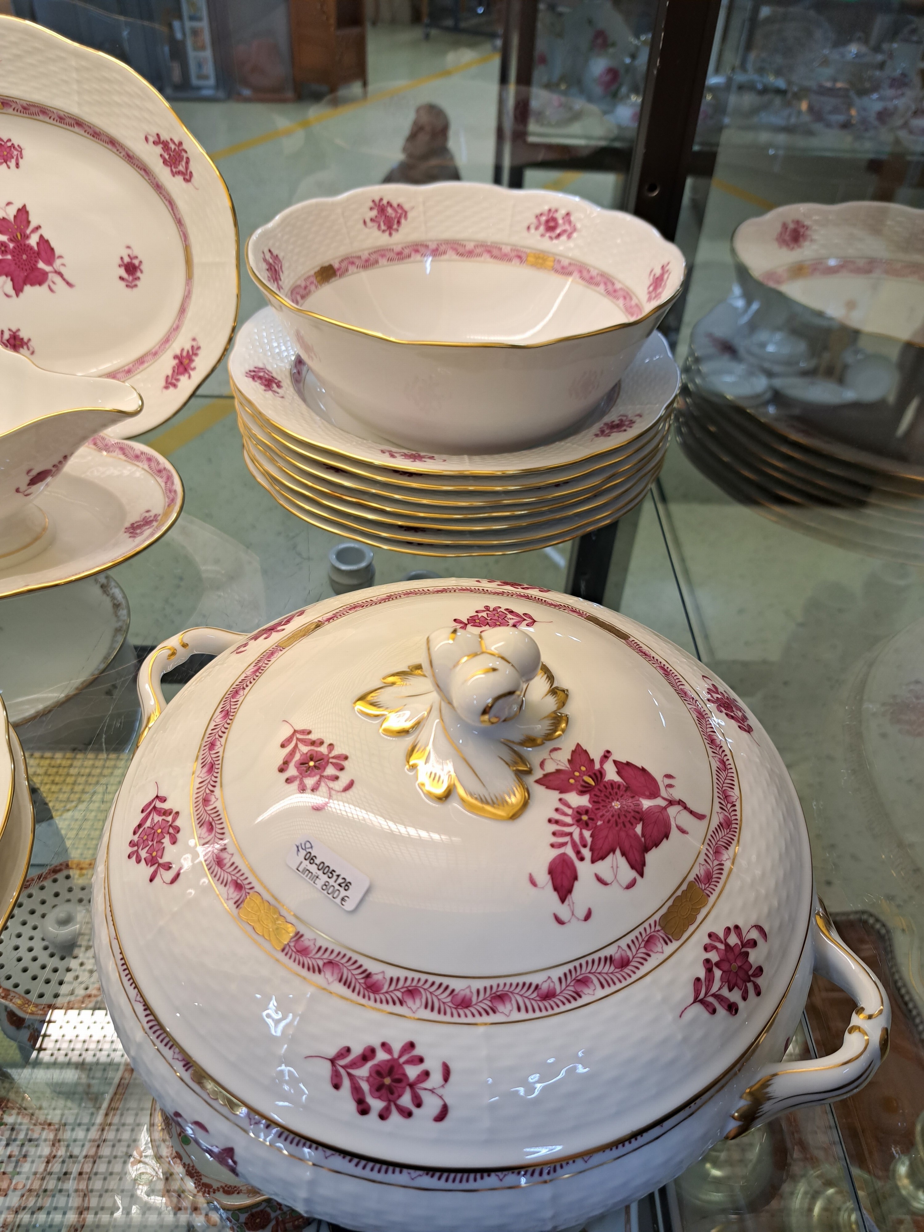 Detail a: Kaffee- und Tafelservice, Herend, 20. Jh., Apponyi purpur, Goldränder, für 8 Personen, Kaffeekanne, Zuckerdose, Sahnegießer, 8 Tassen mit ...