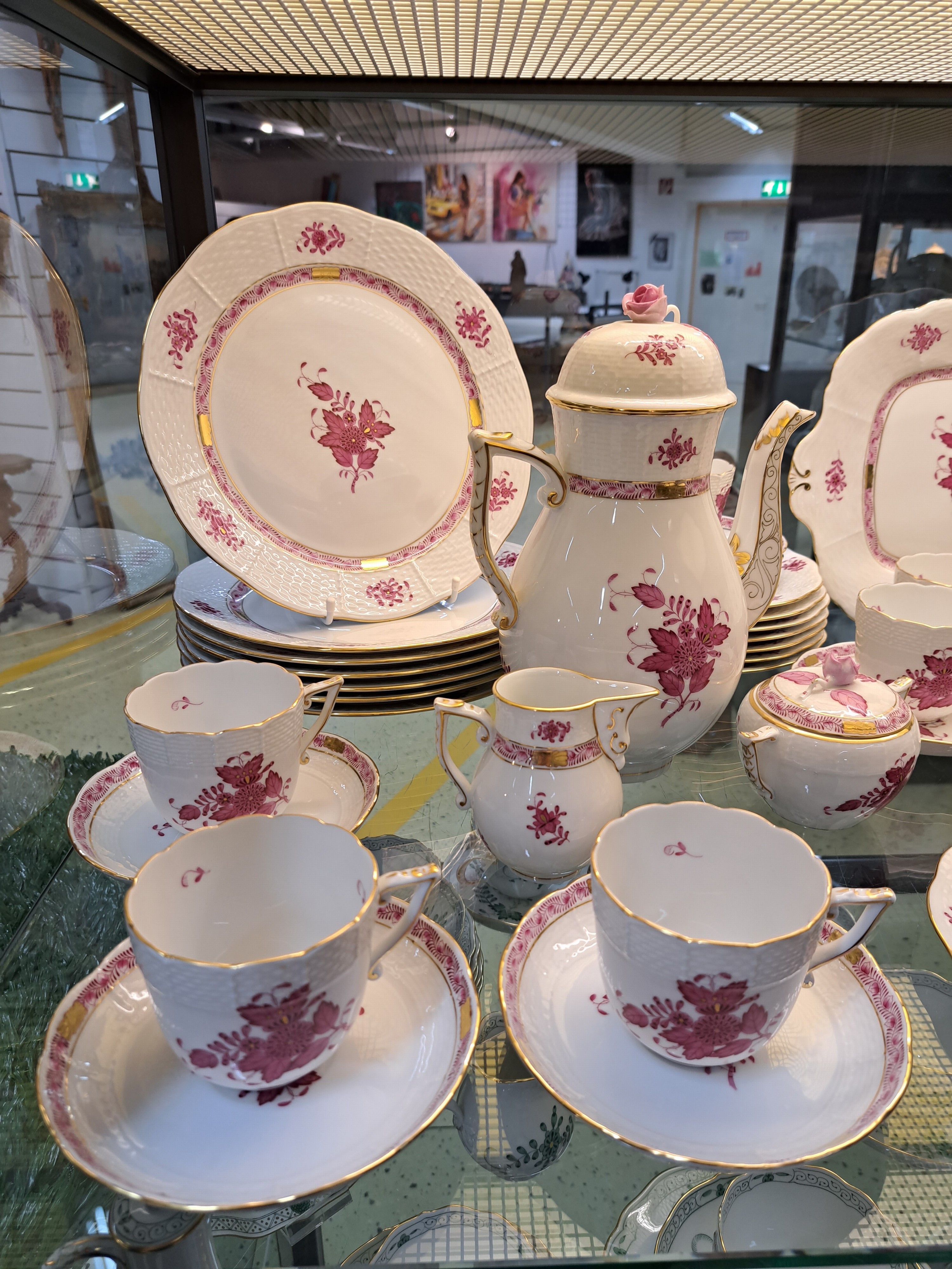 Detail c: Kaffee- und Tafelservice, Herend, 20. Jh., Apponyi purpur, Goldränder, für 8 Personen, Kaffeekanne, Zuckerdose, Sahnegießer, 8 Tassen mit ...