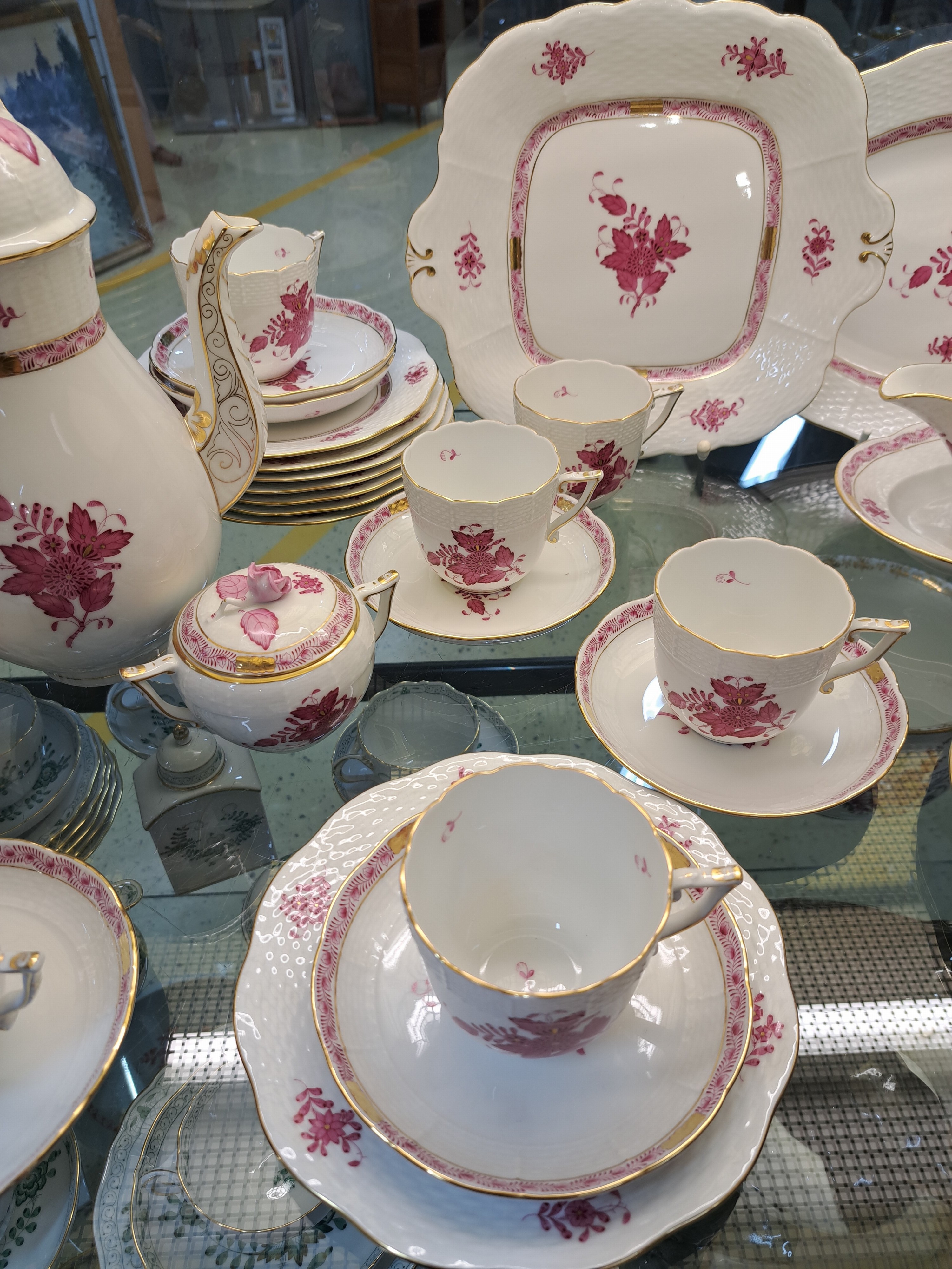 Detail d: Kaffee- und Tafelservice, Herend, 20. Jh., Apponyi purpur, Goldränder, für 8 Personen, Kaffeekanne, Zuckerdose, Sahnegießer, 8 Tassen mit ...