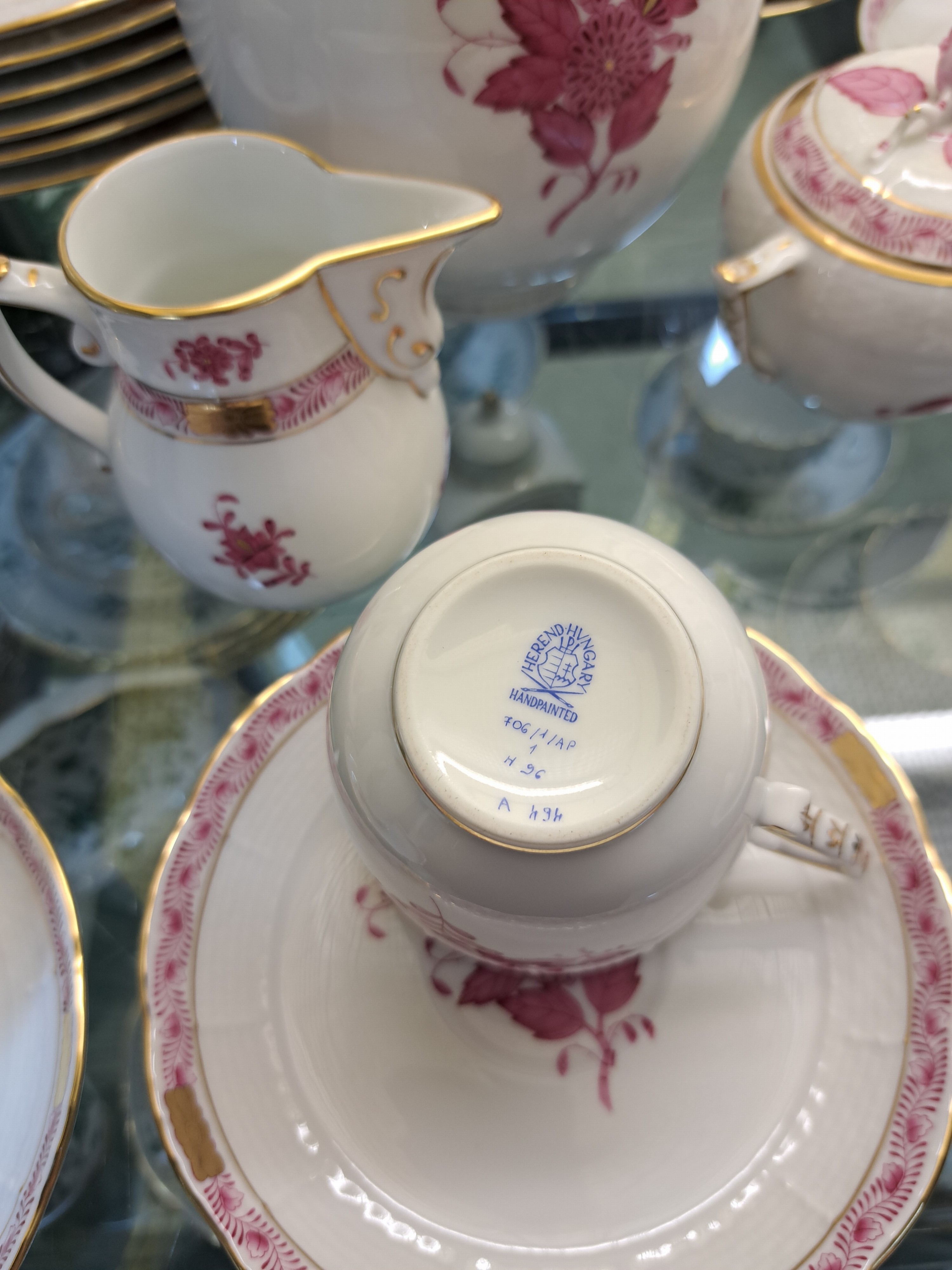 Detail f: Kaffee- und Tafelservice, Herend, 20. Jh., Apponyi purpur, Goldränder, für 8 Personen, Kaffeekanne, Zuckerdose, Sahnegießer, 8 Tassen mit ...