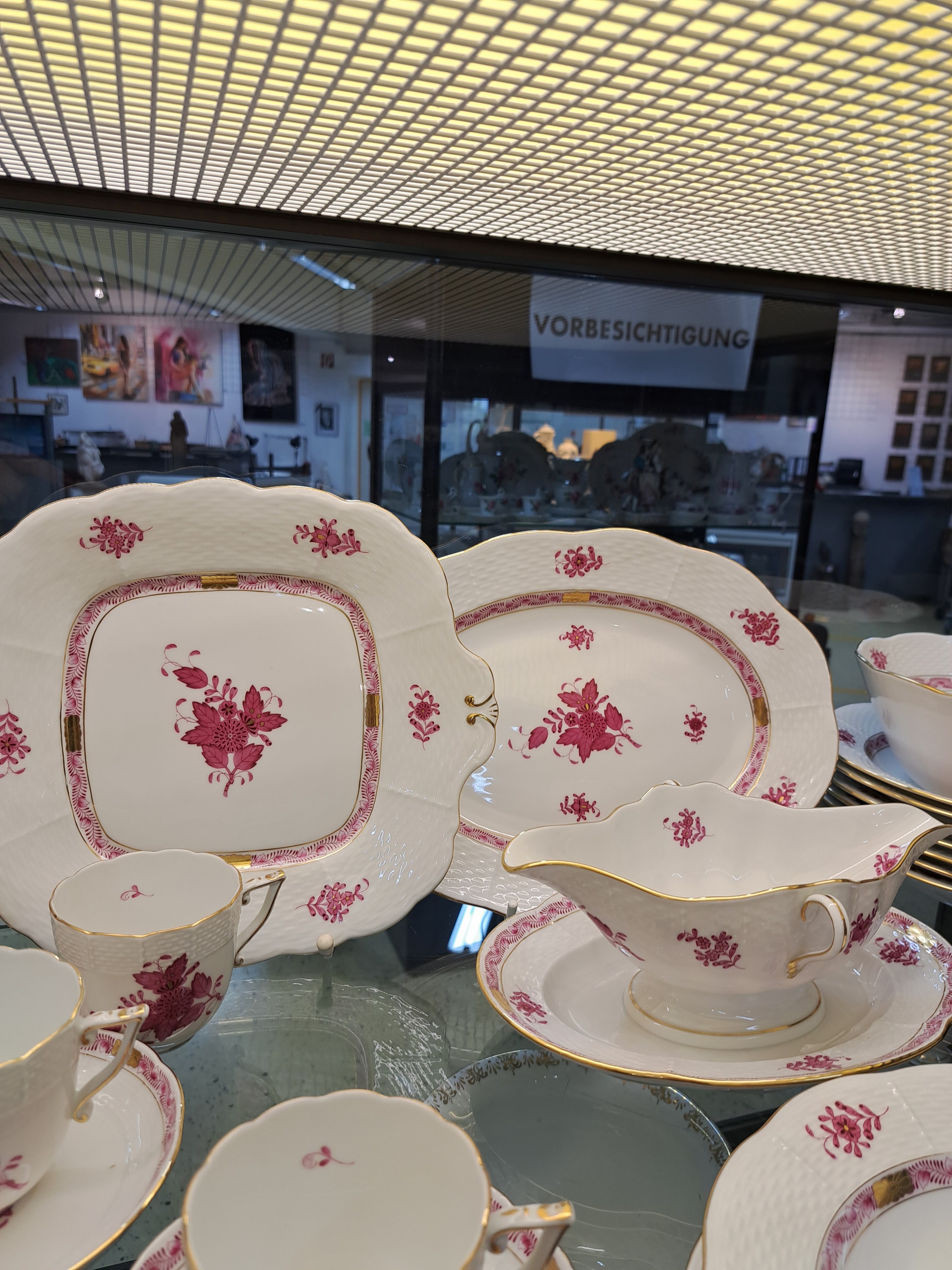 Detail g: Kaffee- und Tafelservice, Herend, 20. Jh., Apponyi purpur, Goldränder, für 8 Personen, Kaffeekanne, Zuckerdose, Sahnegießer, 8 Tassen mit ...