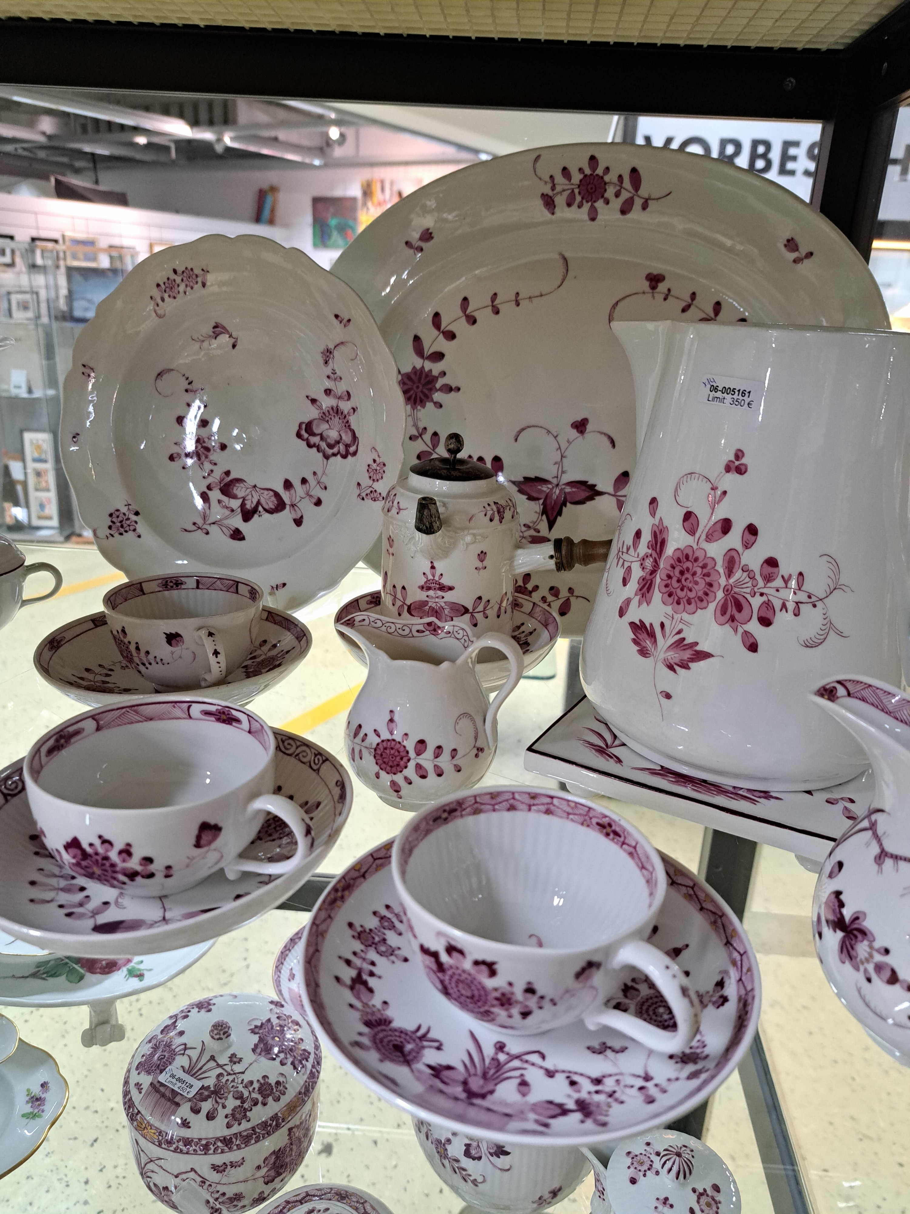 Detail b: 11 Serviceteile, Meissen, Marcolinizeit und später, Porzellan, Purpurmalerei, Garbenmuster und indische Malerei, 18. Jh: ovale Platte L.38 cm, ...
