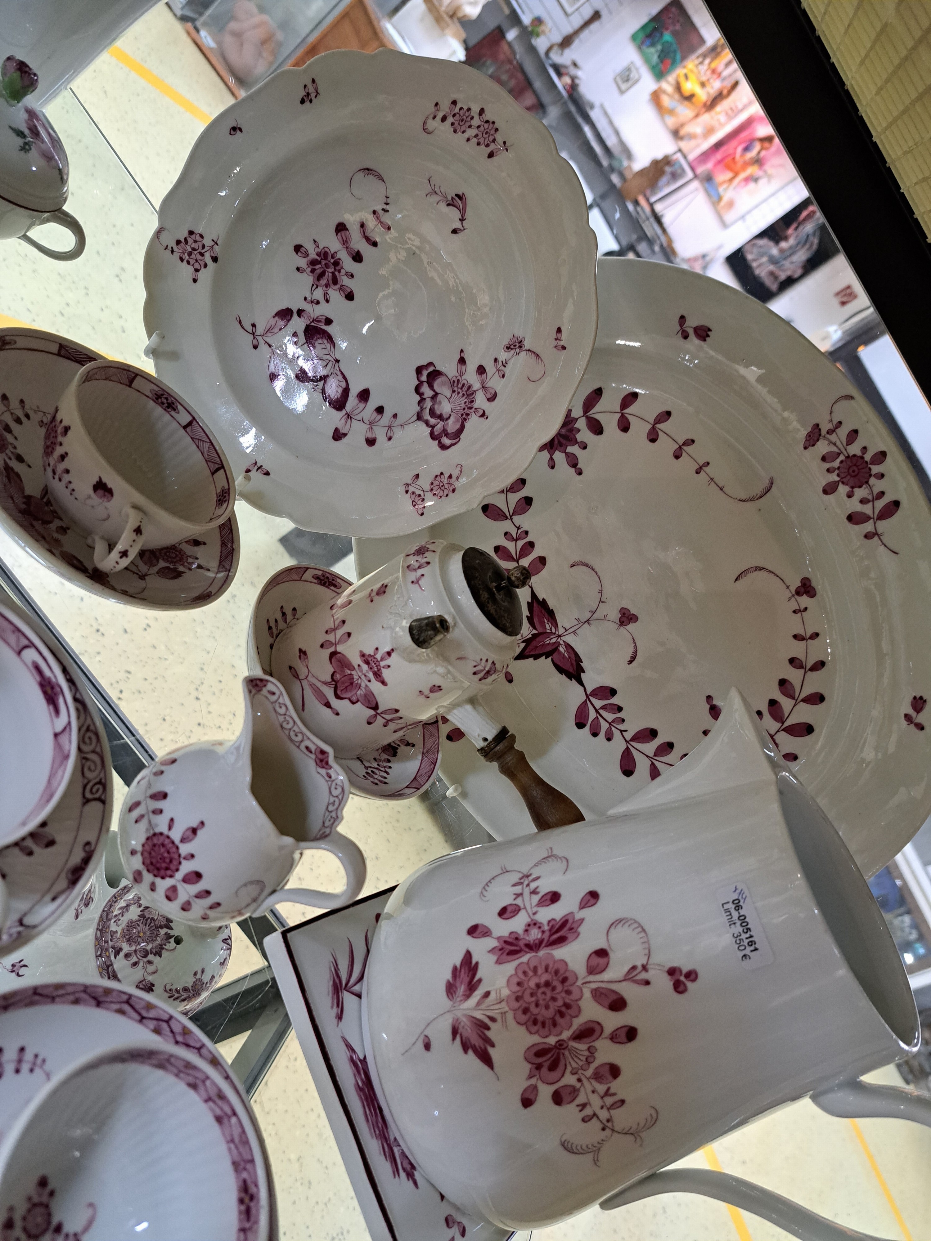 Detail c: 11 Serviceteile, Meissen, Marcolinizeit und später, Porzellan, Purpurmalerei, Garbenmuster und indische Malerei, 18. Jh: ovale Platte L.38 cm, ...