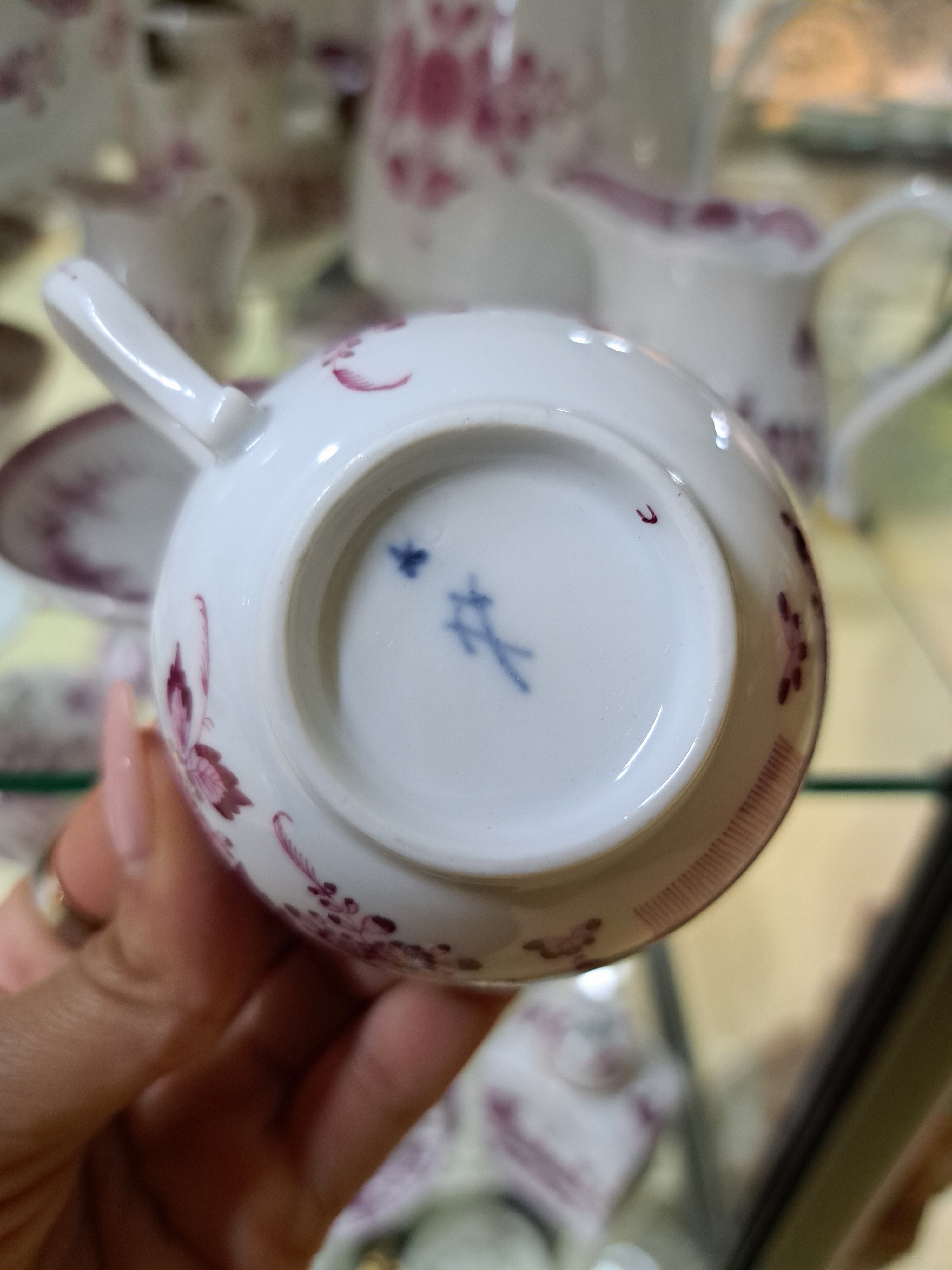 Detail d: 11 Serviceteile, Meissen, Marcolinizeit und später, Porzellan, Purpurmalerei, Garbenmuster und indische Malerei, 18. Jh: ovale Platte L.38 cm, ...