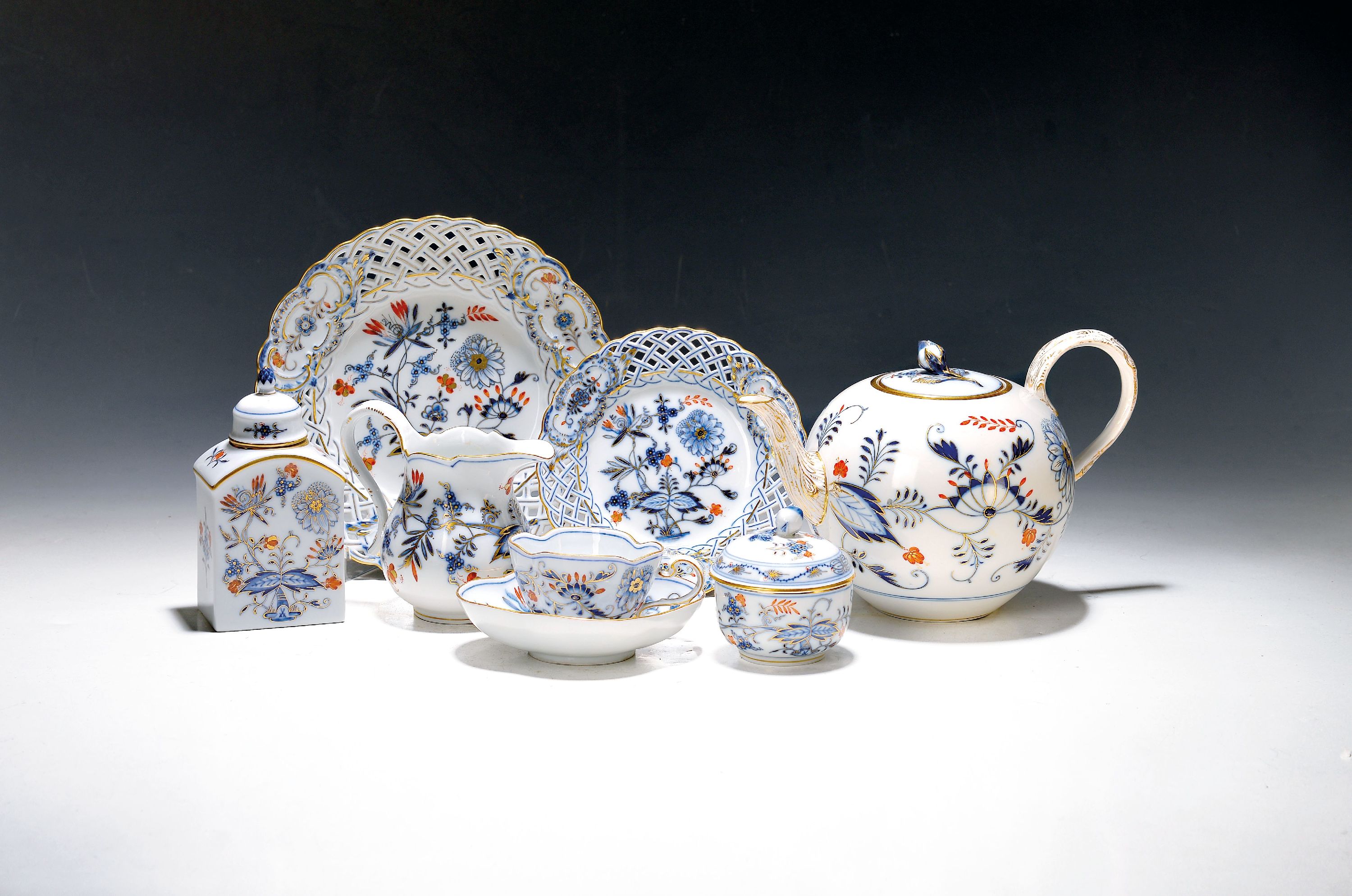 Image 27109041 - 14 Serviceteile, Meissen, meist 1880-1924, Zwiebelmuster rot und golden gehöht, 6 ...