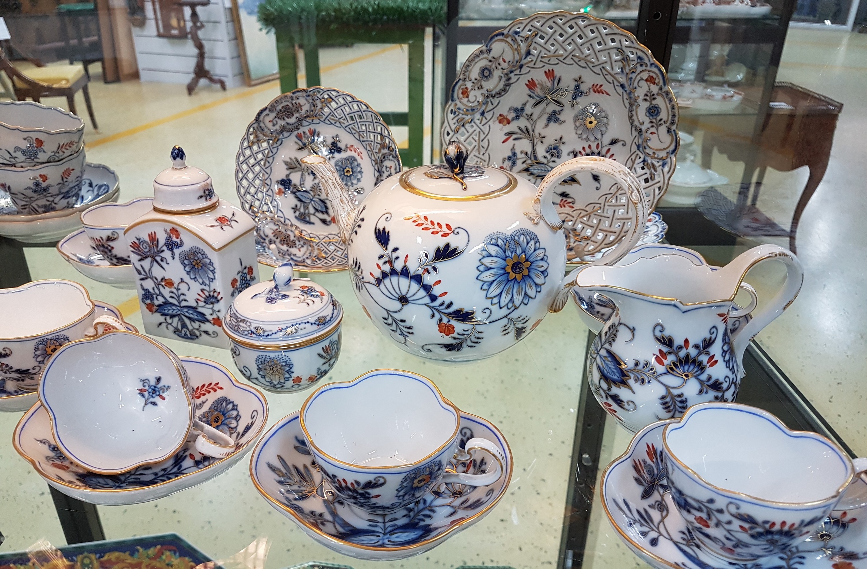 Detail a: 14 Serviceteile, Meissen, meist 1880-1924, Zwiebelmuster rot und golden gehöht, 6 Vierpasstassen mit Untertassen, gr. Teekanne, gr. Milchkännchen ...