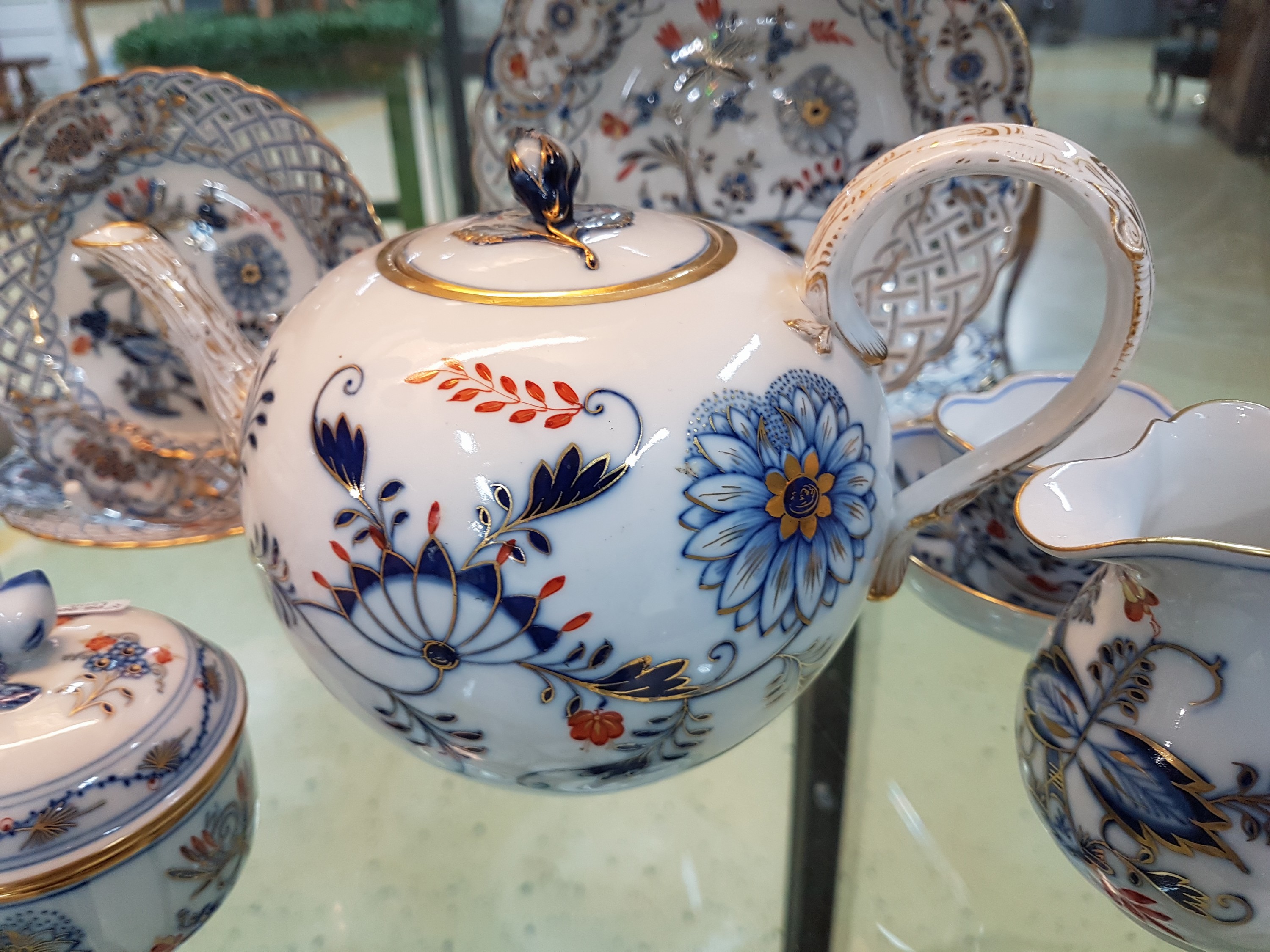 Detail b: 14 Serviceteile, Meissen, meist 1880-1924, Zwiebelmuster rot und golden gehöht, 6 Vierpasstassen mit Untertassen, gr. Teekanne, gr. Milchkännchen ...