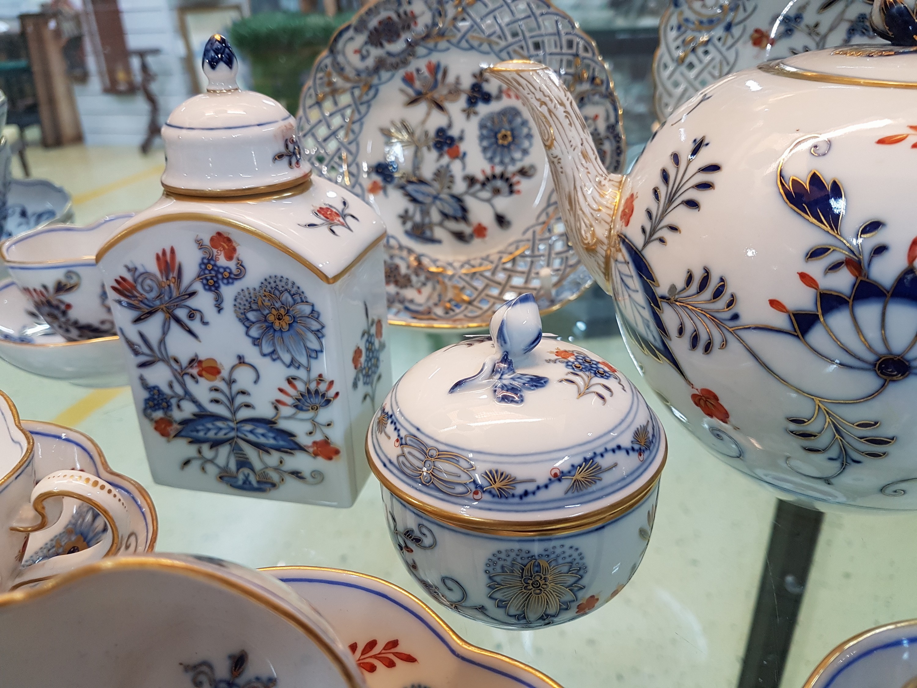 Detail c: 14 Serviceteile, Meissen, meist 1880-1924, Zwiebelmuster rot und golden gehöht, 6 Vierpasstassen mit Untertassen, gr. Teekanne, gr. Milchkännchen ...