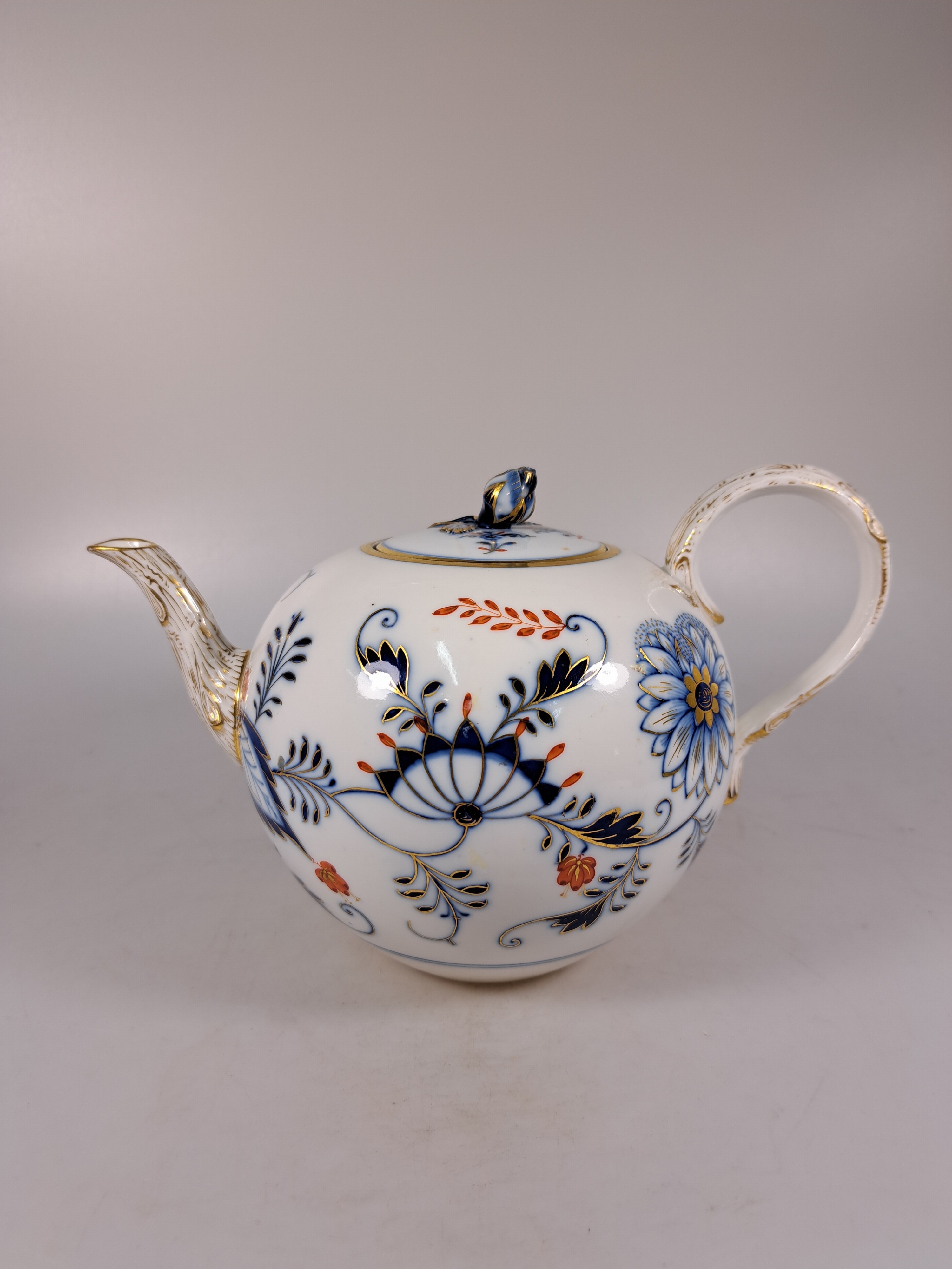 Detail d: 14 Serviceteile, Meissen, meist 1880-1924, Zwiebelmuster rot und golden gehöht, 6 Vierpasstassen mit Untertassen, gr. Teekanne, gr. Milchkännchen ...