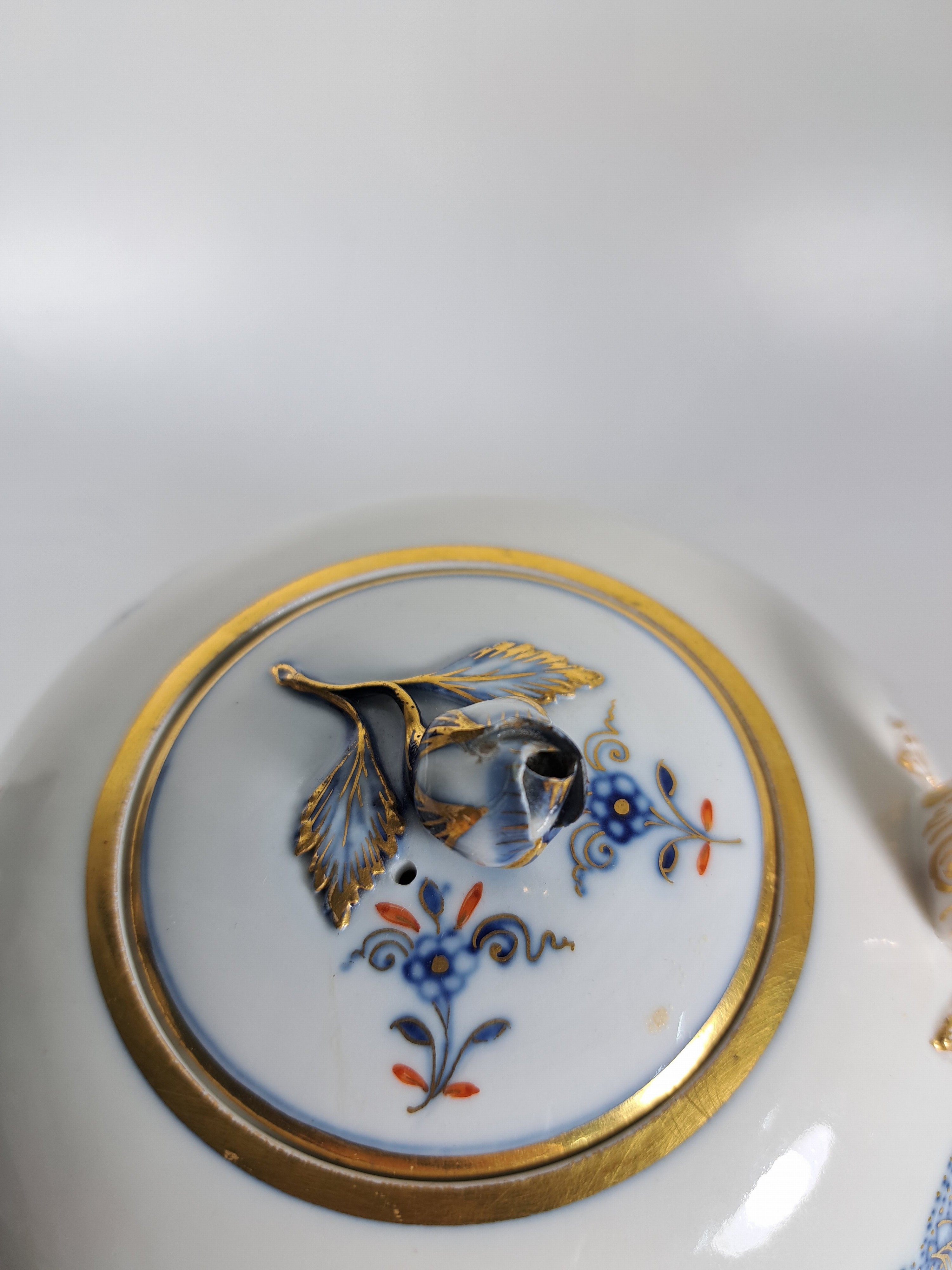 Detail e: 14 Serviceteile, Meissen, meist 1880-1924, Zwiebelmuster rot und golden gehöht, 6 Vierpasstassen mit Untertassen, gr. Teekanne, gr. Milchkännchen ...