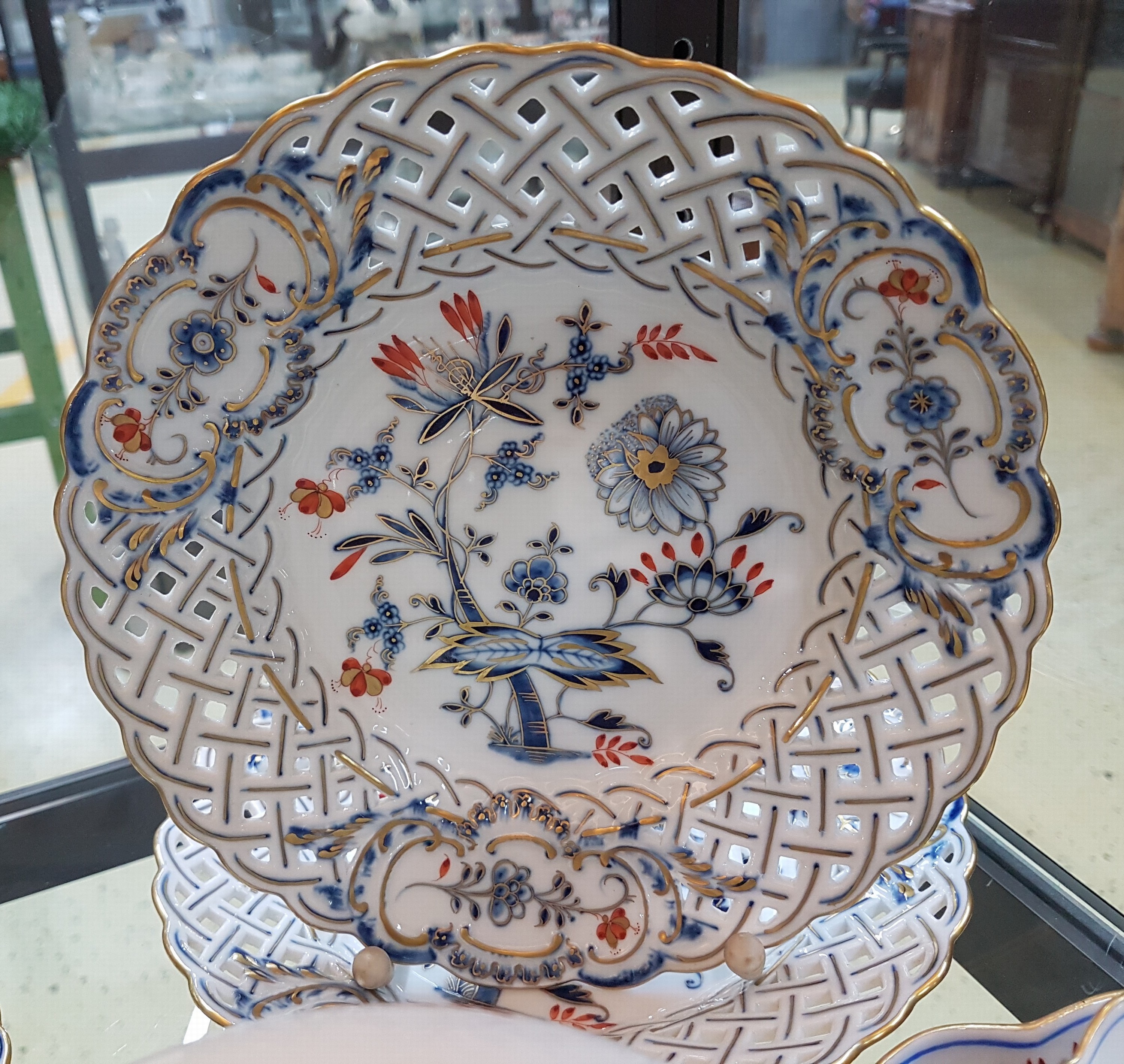 Detail f: 14 Serviceteile, Meissen, meist 1880-1924, Zwiebelmuster rot und golden gehöht, 6 Vierpasstassen mit Untertassen, gr. Teekanne, gr. Milchkännchen ...