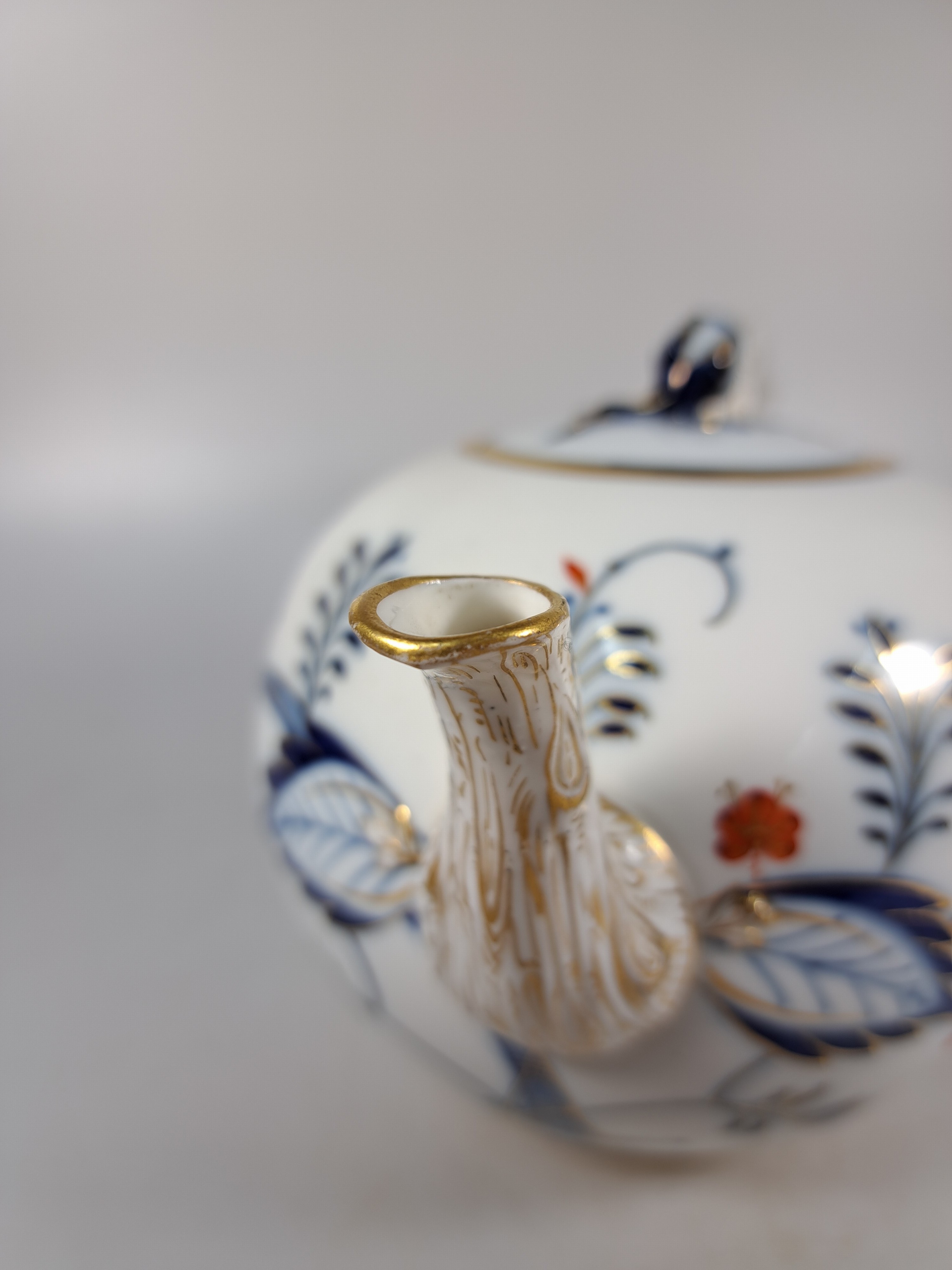 Detail g: 14 Serviceteile, Meissen, meist 1880-1924, Zwiebelmuster rot und golden gehöht, 6 Vierpasstassen mit Untertassen, gr. Teekanne, gr. Milchkännchen ...