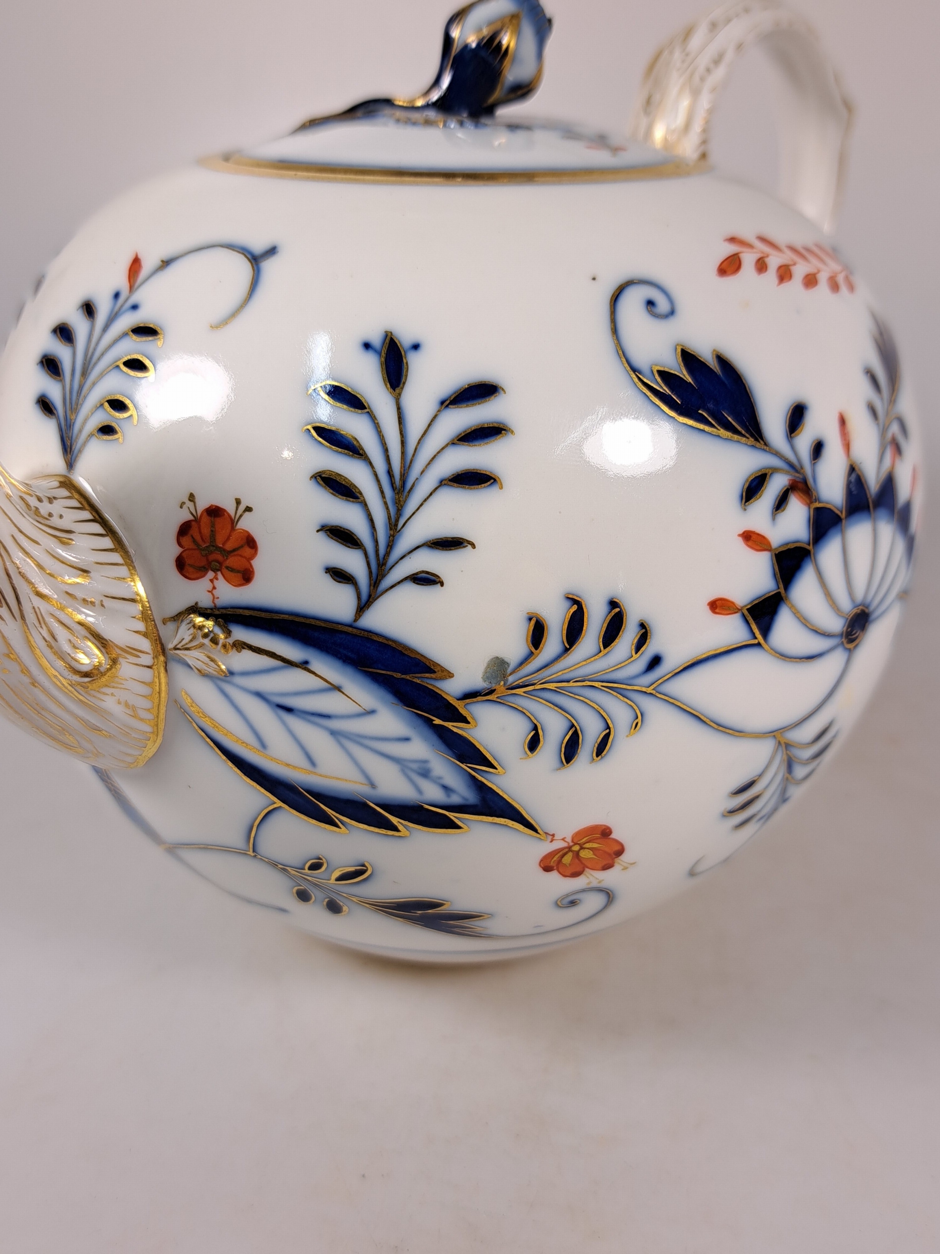 Detail h: 14 Serviceteile, Meissen, meist 1880-1924, Zwiebelmuster rot und golden gehöht, 6 Vierpasstassen mit Untertassen, gr. Teekanne, gr. Milchkännchen ...