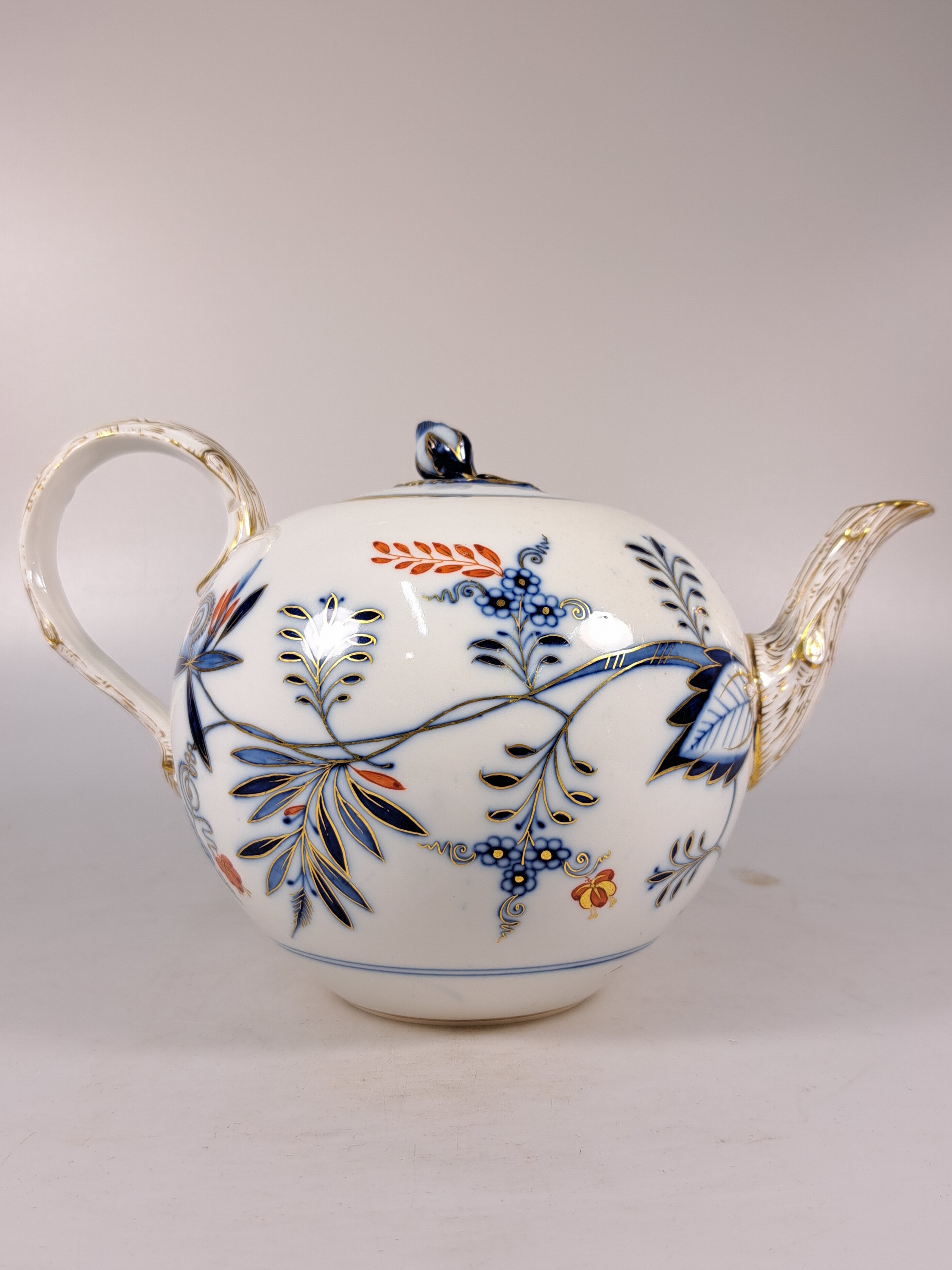 Detail i: 14 Serviceteile, Meissen, meist 1880-1924, Zwiebelmuster rot und golden gehöht, 6 Vierpasstassen mit Untertassen, gr. Teekanne, gr. Milchkännchen ...