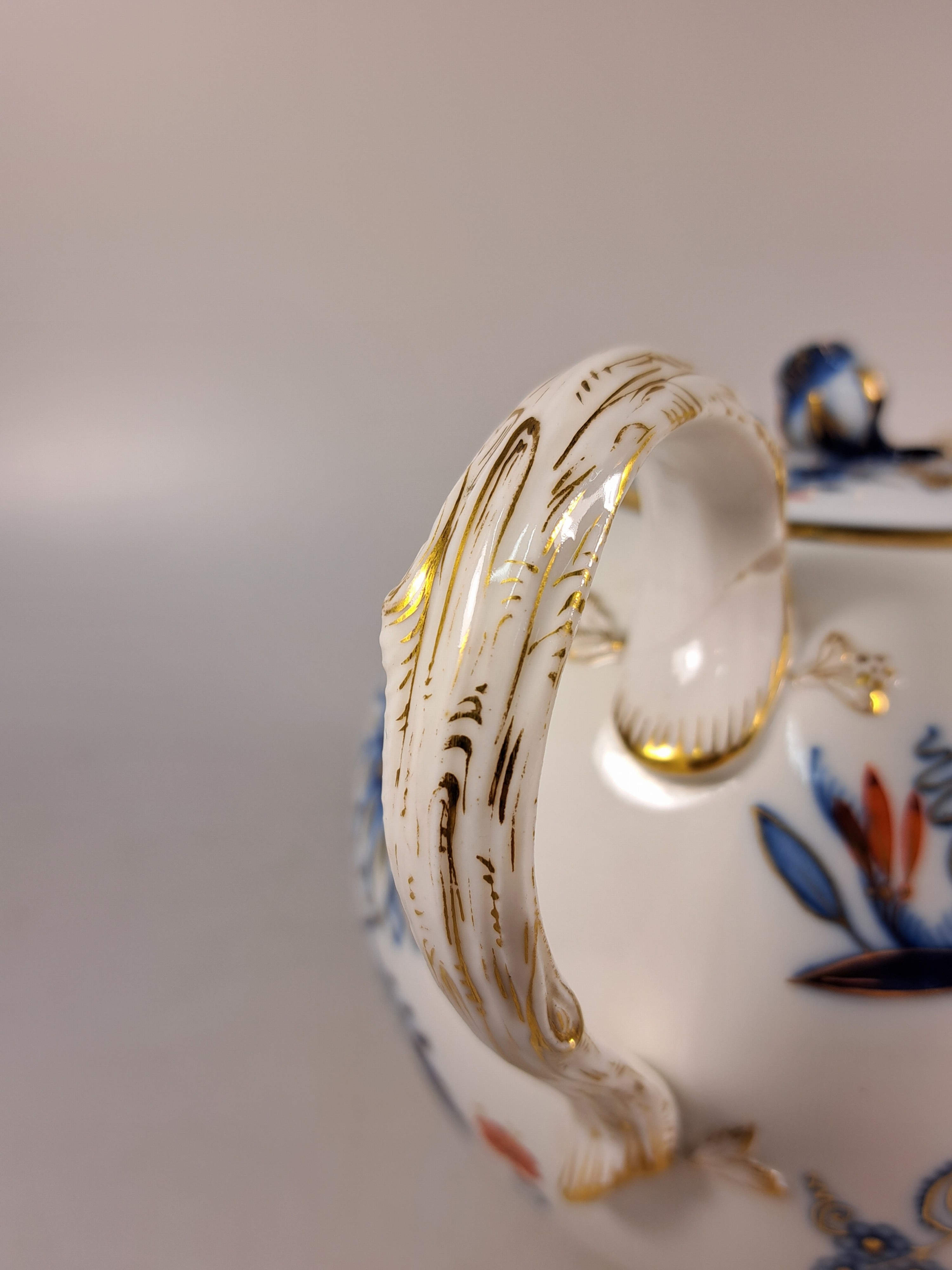 Detail j: 14 Serviceteile, Meissen, meist 1880-1924, Zwiebelmuster rot und golden gehöht, 6 Vierpasstassen mit Untertassen, gr. Teekanne, gr. Milchkännchen ...