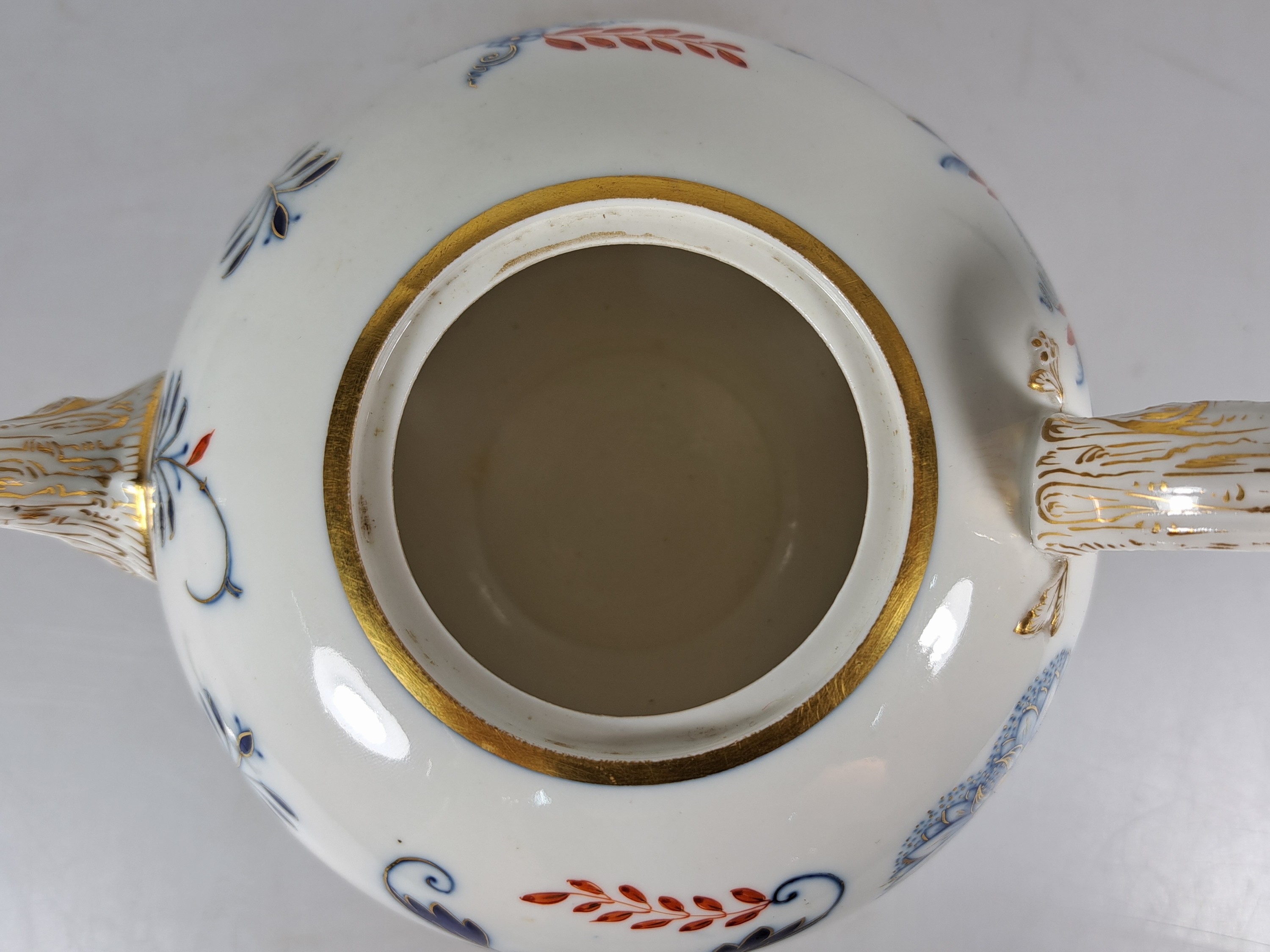 Detail k: 14 Serviceteile, Meissen, meist 1880-1924, Zwiebelmuster rot und golden gehöht, 6 Vierpasstassen mit Untertassen, gr. Teekanne, gr. Milchkännchen ...