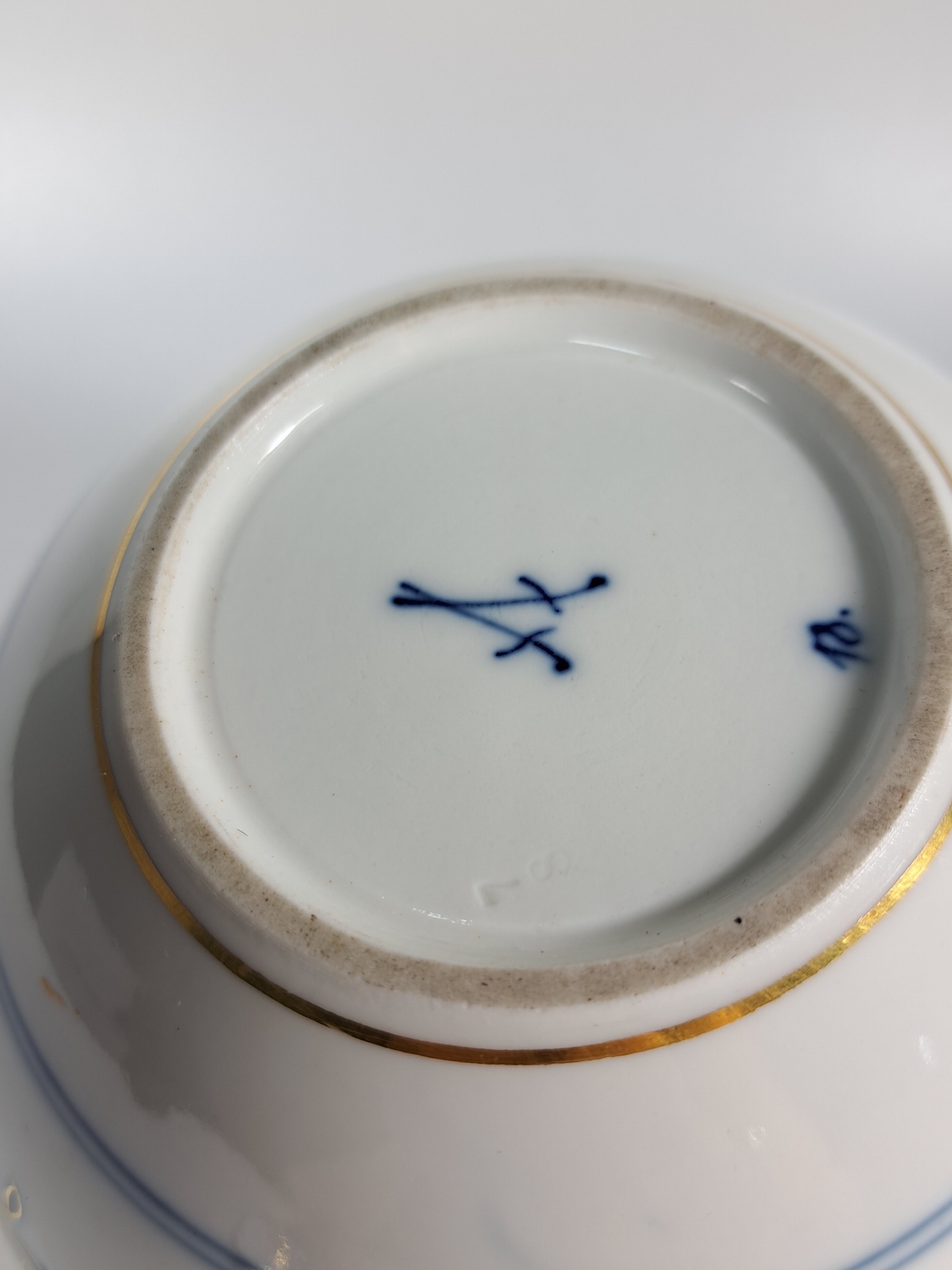 Detail l: 14 Serviceteile, Meissen, meist 1880-1924, Zwiebelmuster rot und golden gehöht, 6 Vierpasstassen mit Untertassen, gr. Teekanne, gr. Milchkännchen ...