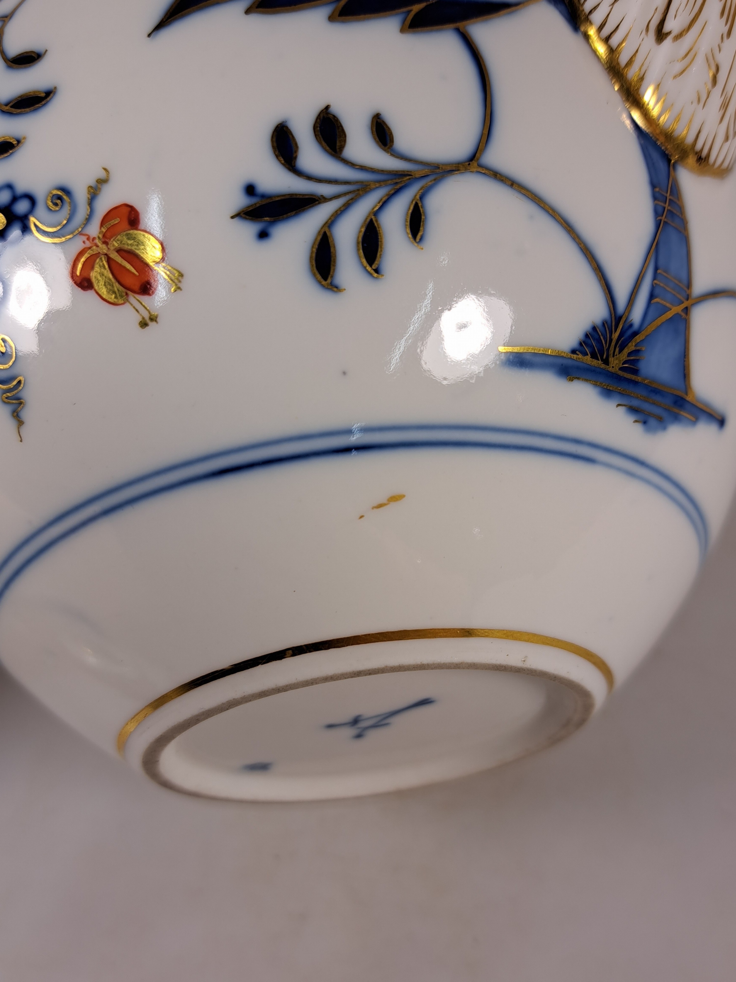 Detail m: 14 Serviceteile, Meissen, meist 1880-1924, Zwiebelmuster rot und golden gehöht, 6 Vierpasstassen mit Untertassen, gr. Teekanne, gr. Milchkännchen ...