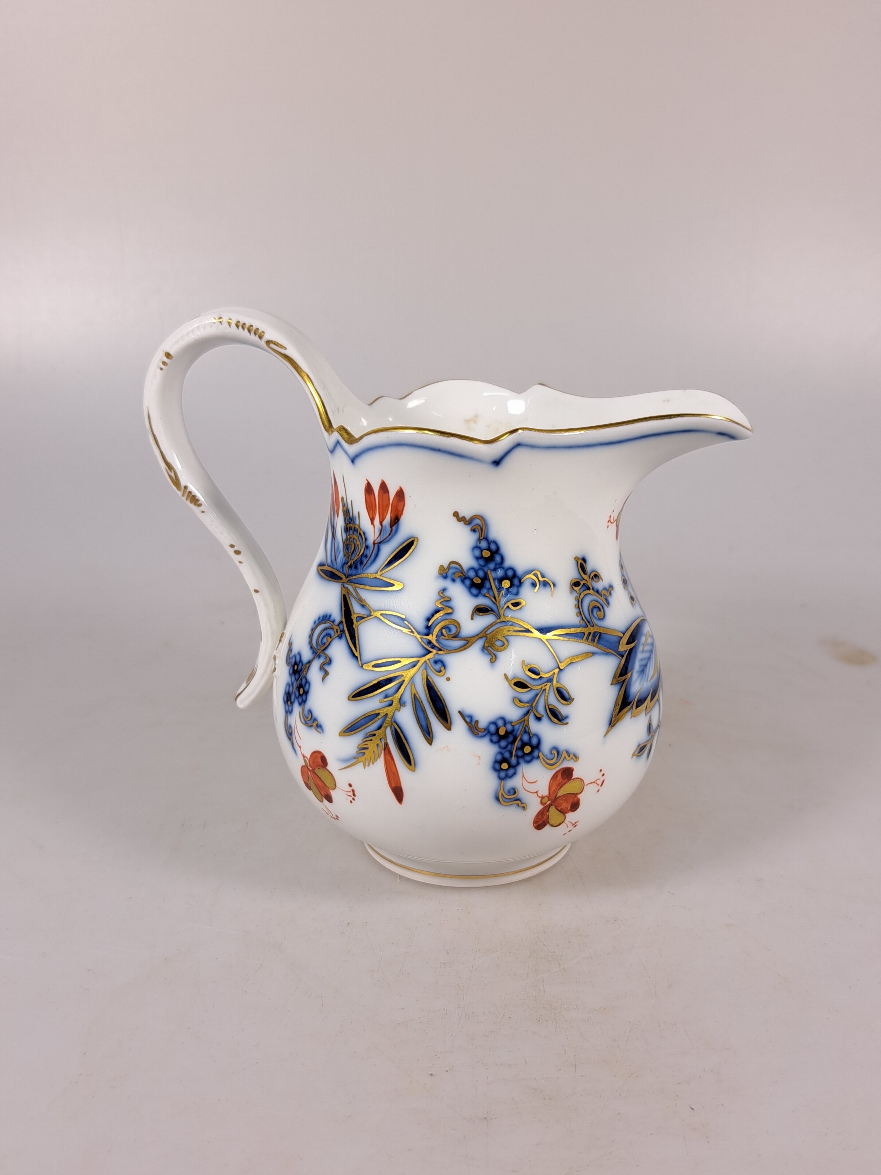 Detail n: 14 Serviceteile, Meissen, meist 1880-1924, Zwiebelmuster rot und golden gehöht, 6 Vierpasstassen mit Untertassen, gr. Teekanne, gr. Milchkännchen ...