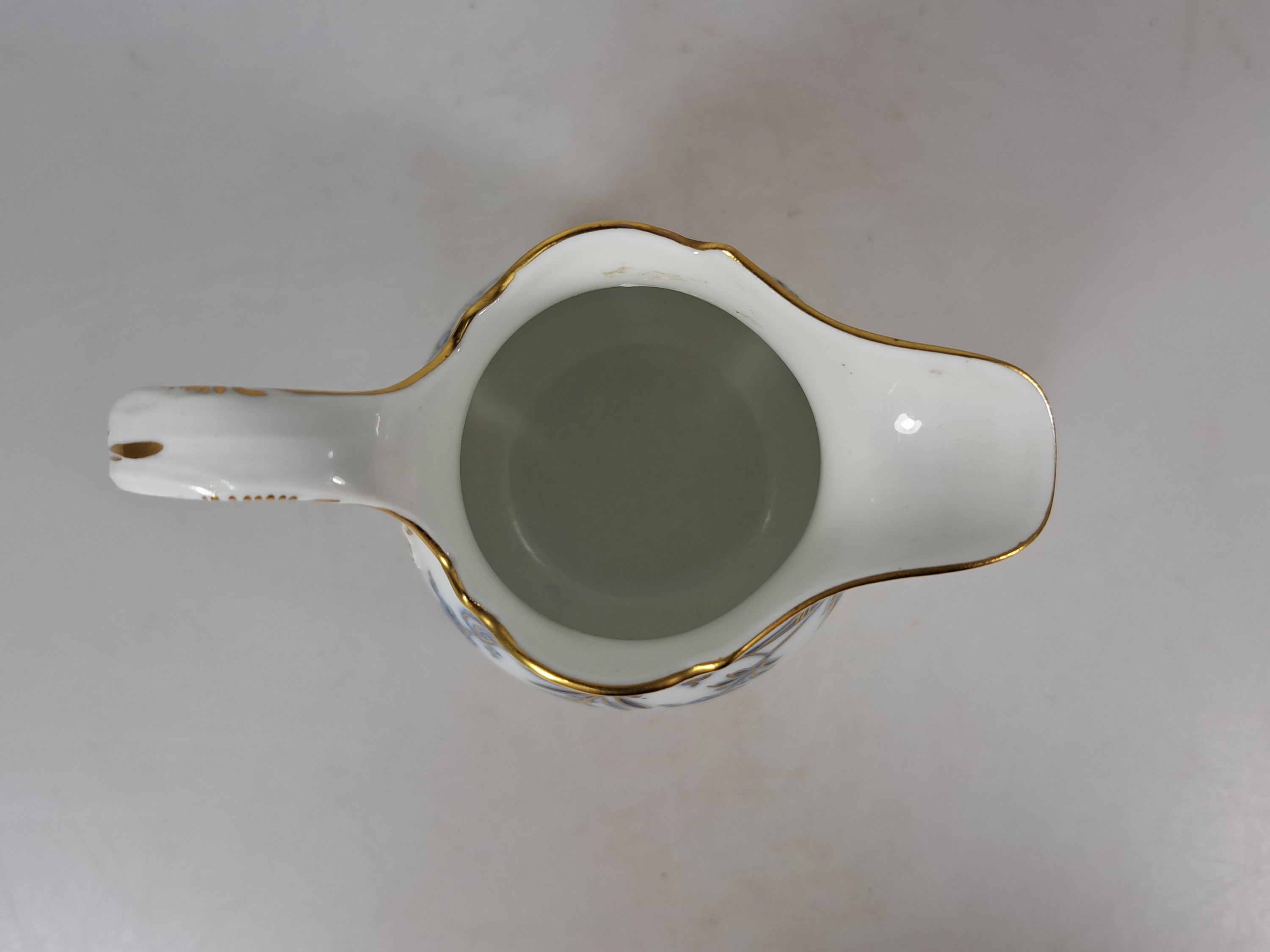 Detail o: 14 Serviceteile, Meissen, meist 1880-1924, Zwiebelmuster rot und golden gehöht, 6 Vierpasstassen mit Untertassen, gr. Teekanne, gr. Milchkännchen ...