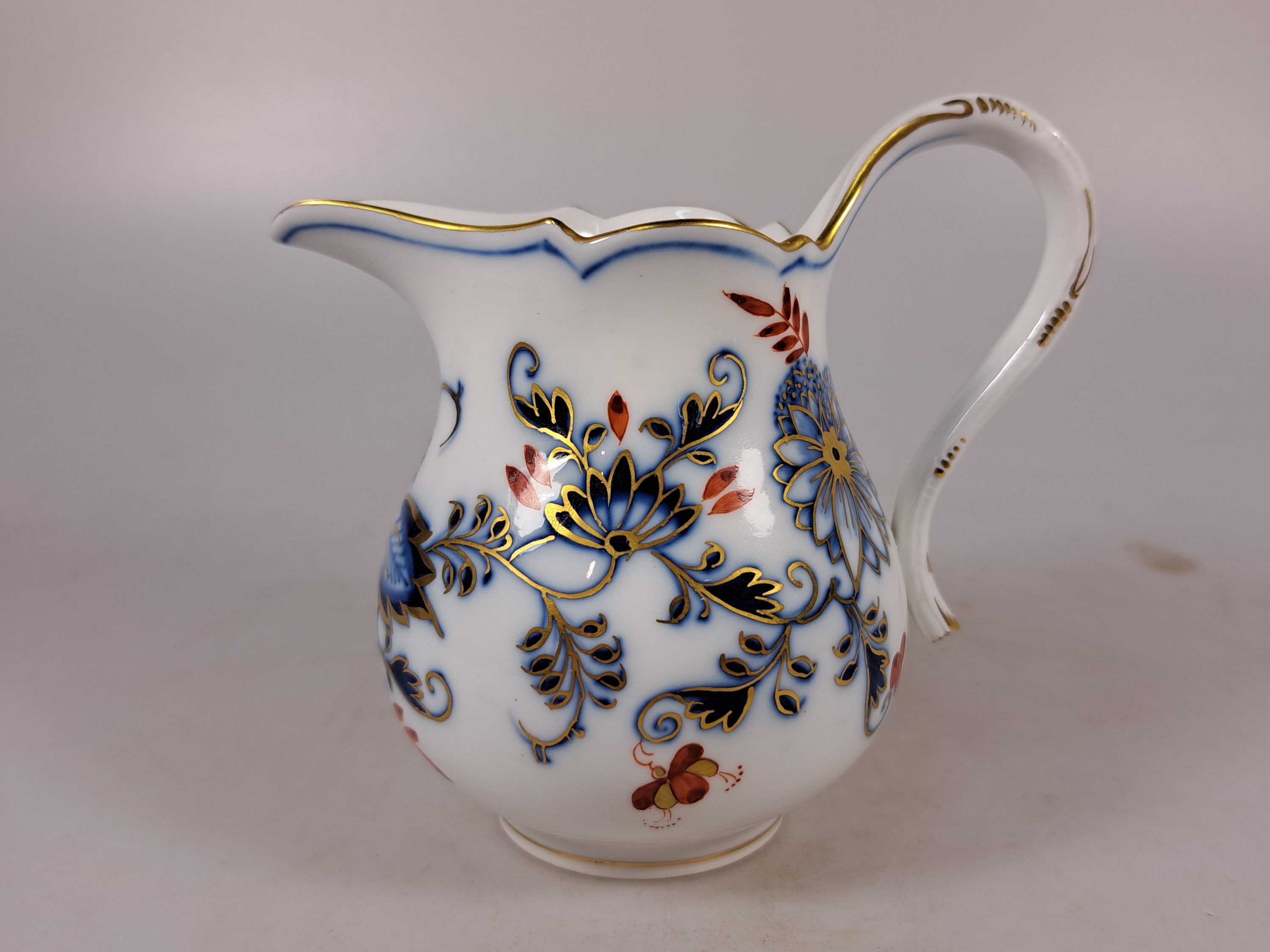 Detail p: 14 Serviceteile, Meissen, meist 1880-1924, Zwiebelmuster rot und golden gehöht, 6 Vierpasstassen mit Untertassen, gr. Teekanne, gr. Milchkännchen ...