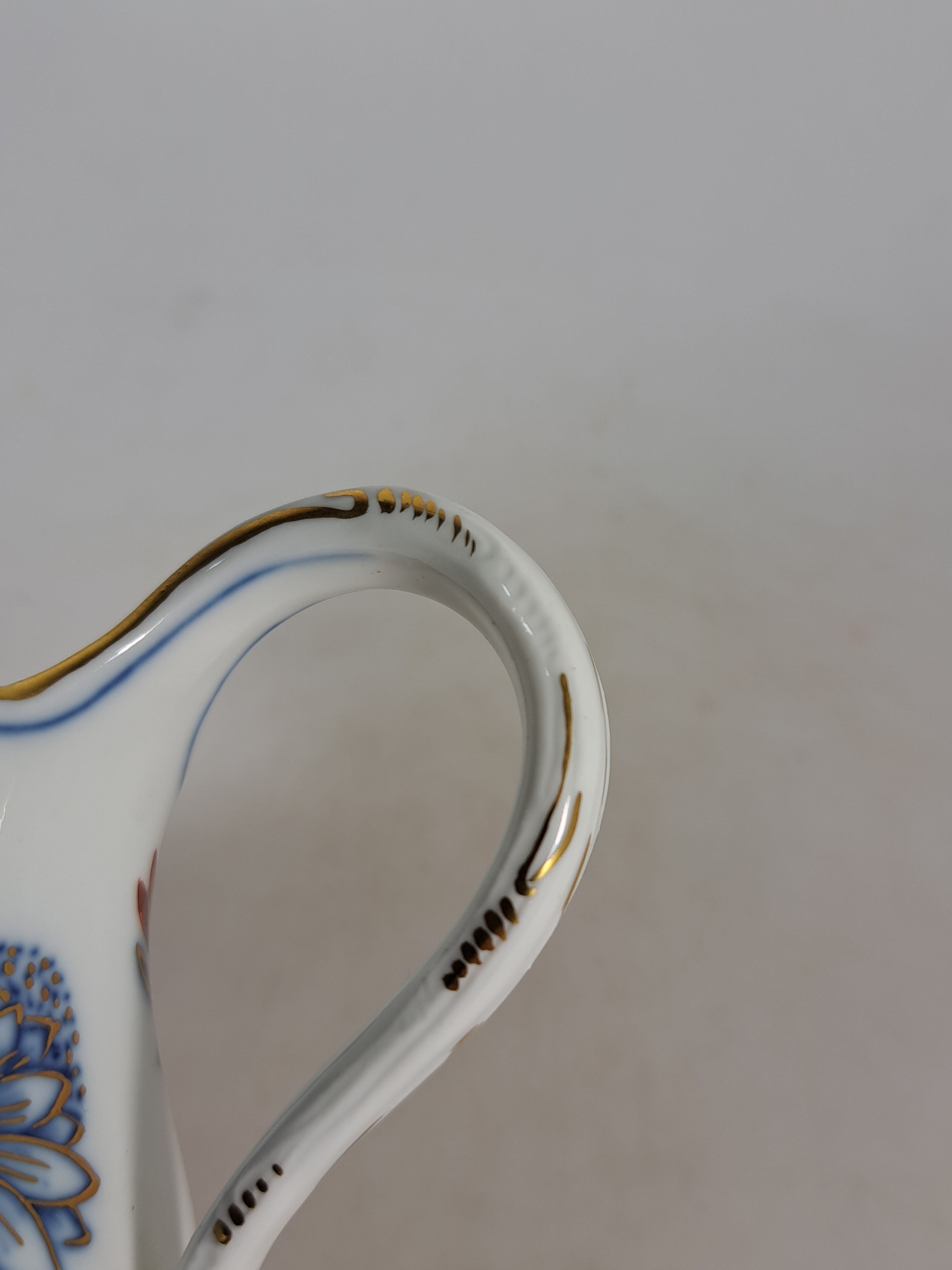 Detail q: 14 Serviceteile, Meissen, meist 1880-1924, Zwiebelmuster rot und golden gehöht, 6 Vierpasstassen mit Untertassen, gr. Teekanne, gr. Milchkännchen ...