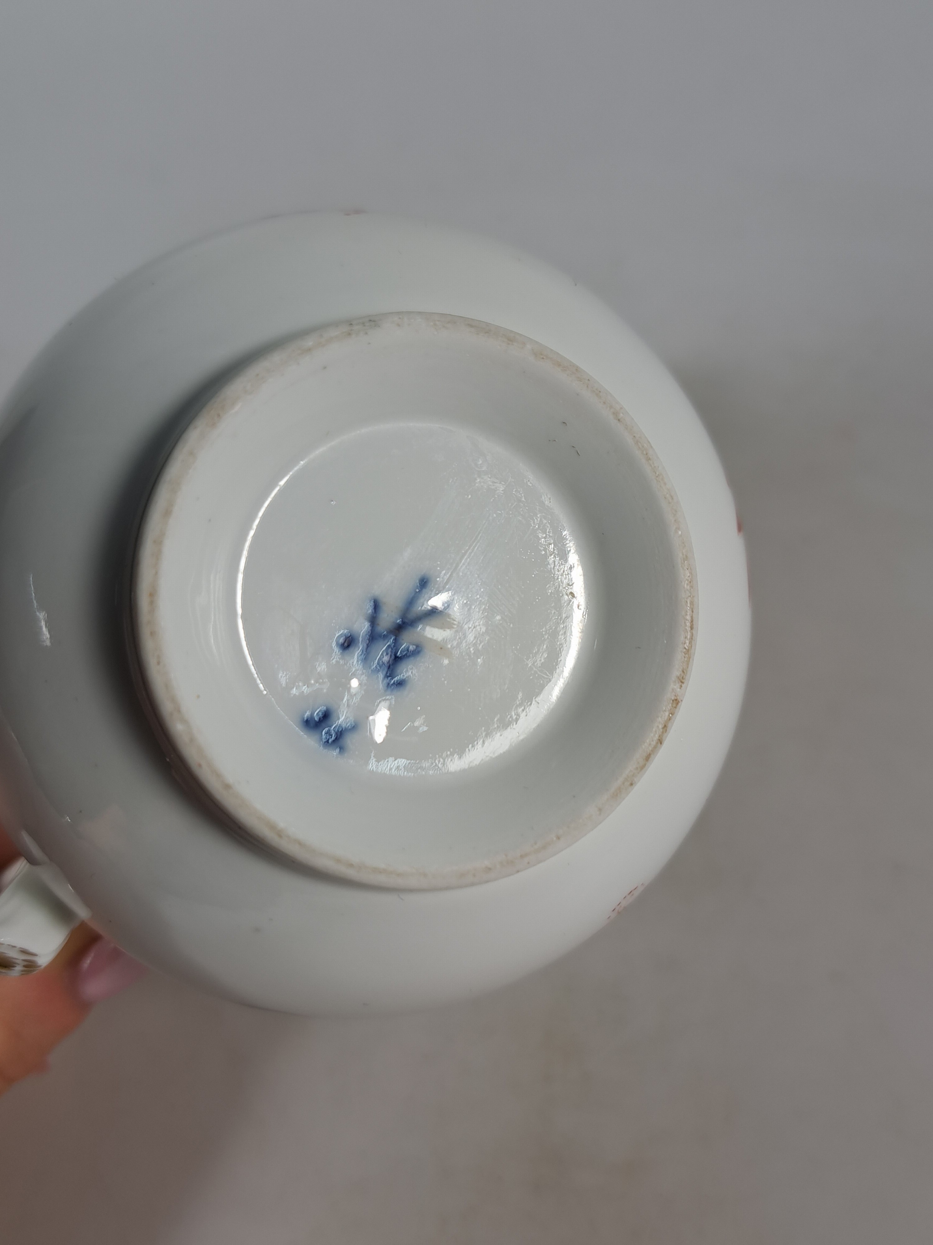Detail r: 14 Serviceteile, Meissen, meist 1880-1924, Zwiebelmuster rot und golden gehöht, 6 Vierpasstassen mit Untertassen, gr. Teekanne, gr. Milchkännchen ...