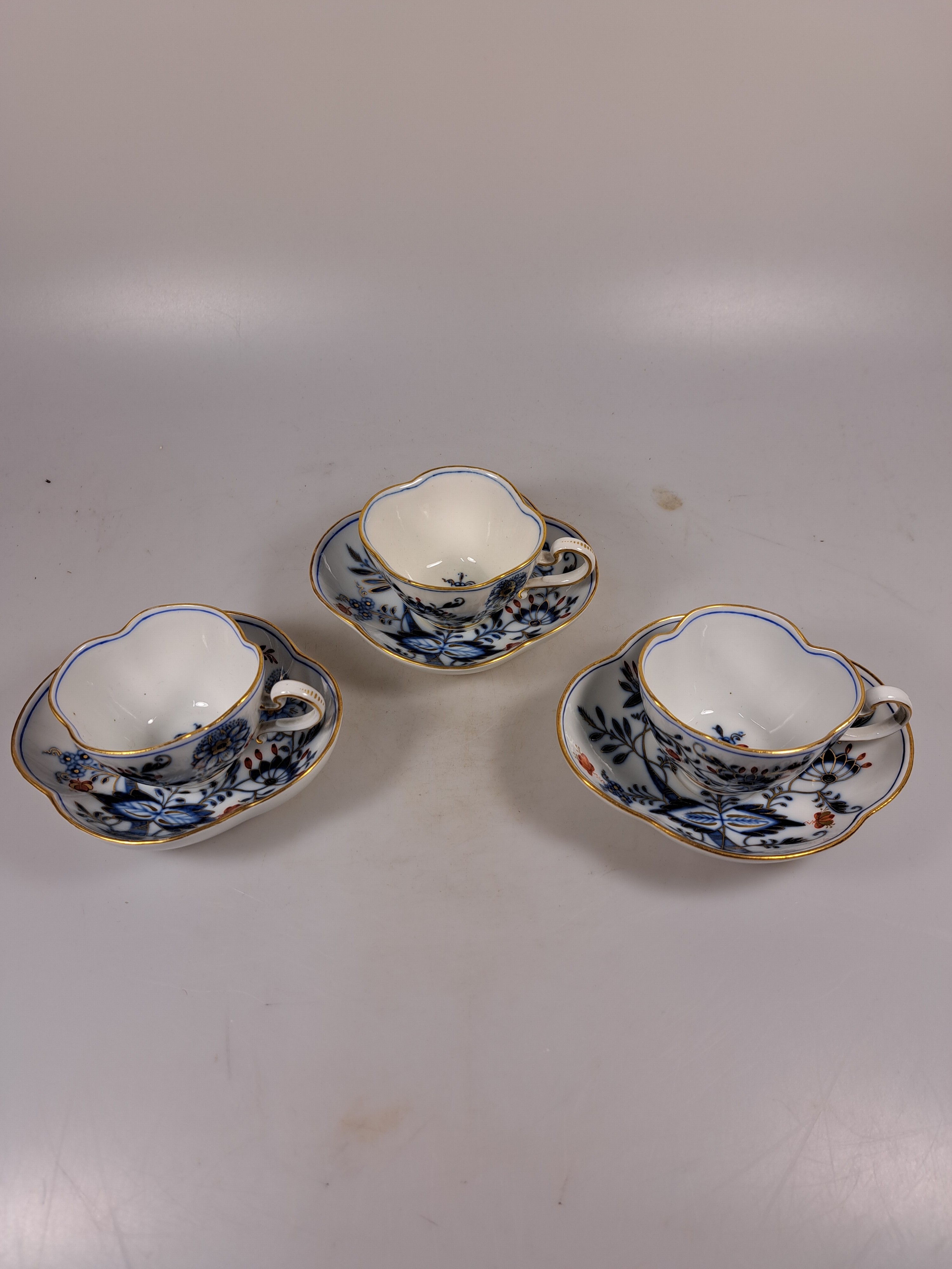 Detail s: 14 Serviceteile, Meissen, meist 1880-1924, Zwiebelmuster rot und golden gehöht, 6 Vierpasstassen mit Untertassen, gr. Teekanne, gr. Milchkännchen ...
