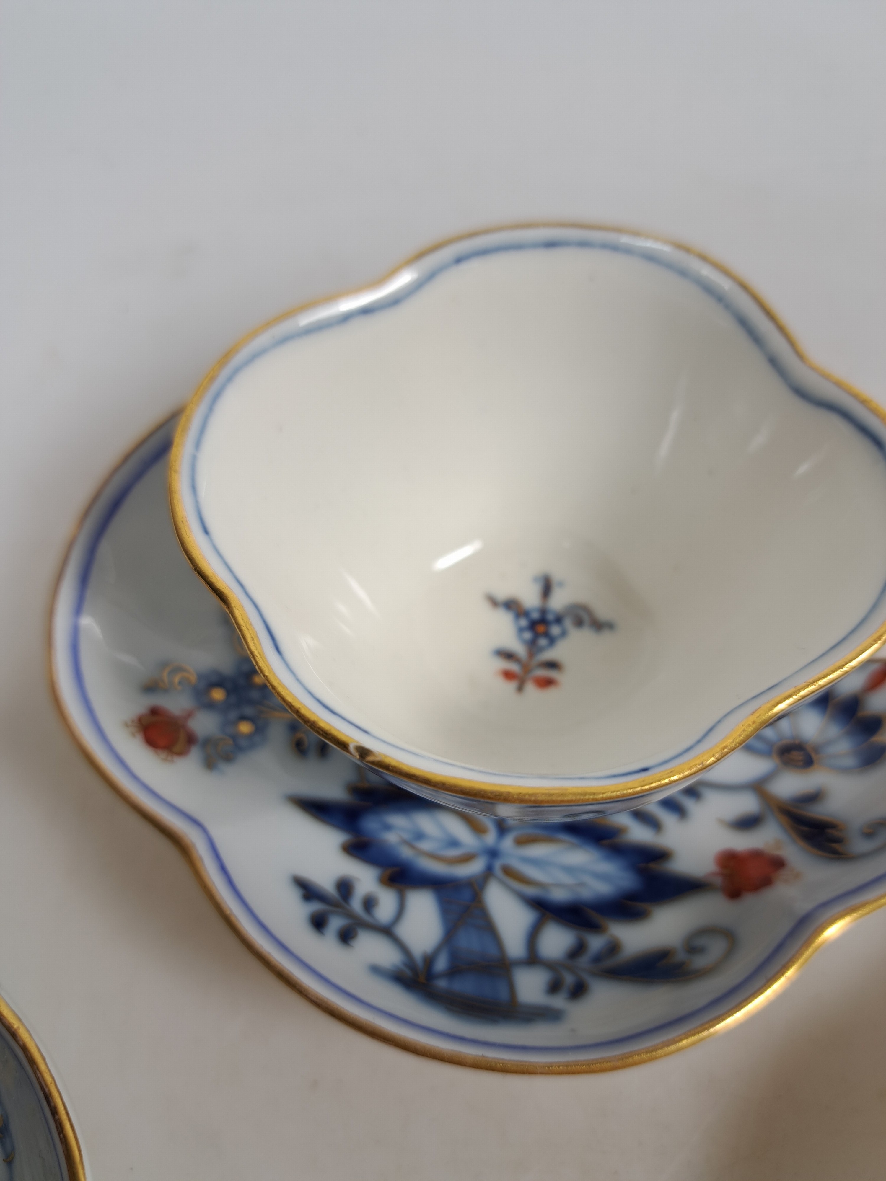 Detail t: 14 Serviceteile, Meissen, meist 1880-1924, Zwiebelmuster rot und golden gehöht, 6 Vierpasstassen mit Untertassen, gr. Teekanne, gr. Milchkännchen ...