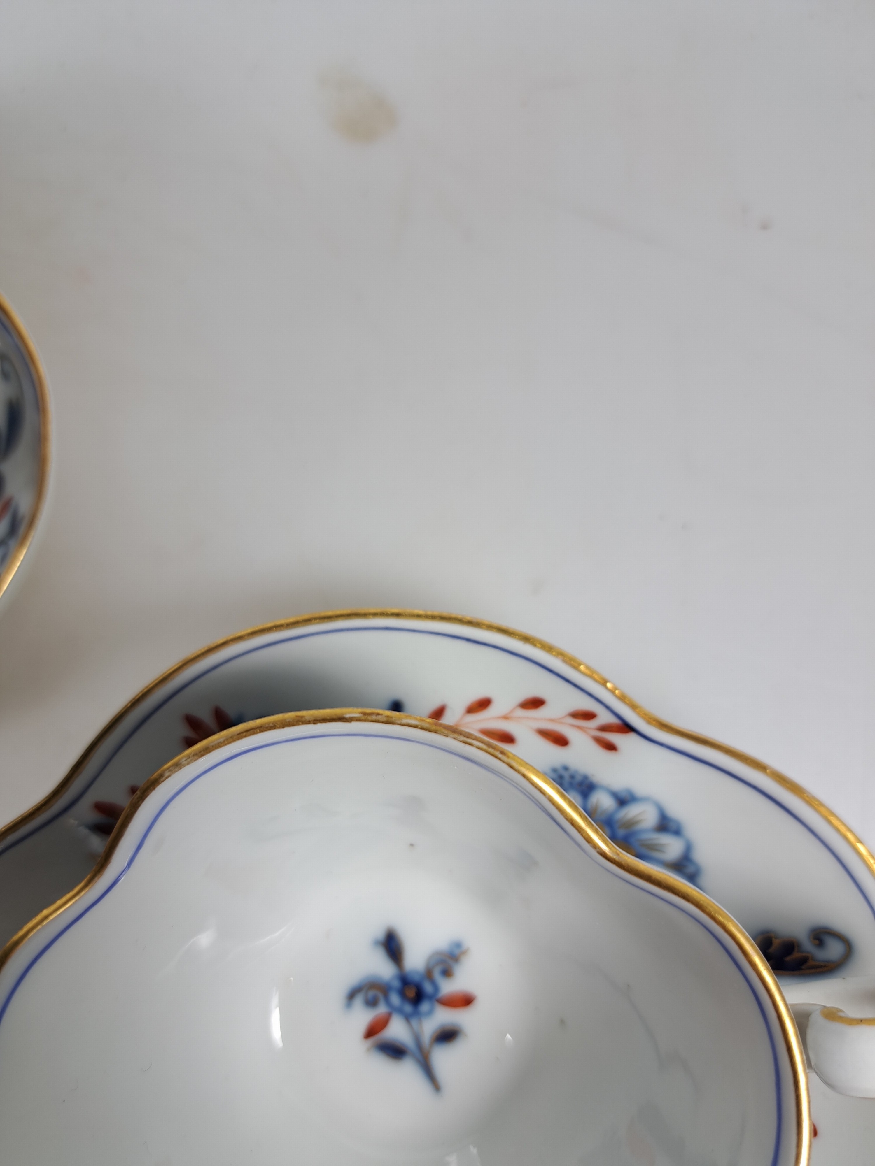 Detail u: 14 Serviceteile, Meissen, meist 1880-1924, Zwiebelmuster rot und golden gehöht, 6 Vierpasstassen mit Untertassen, gr. Teekanne, gr. Milchkännchen ...