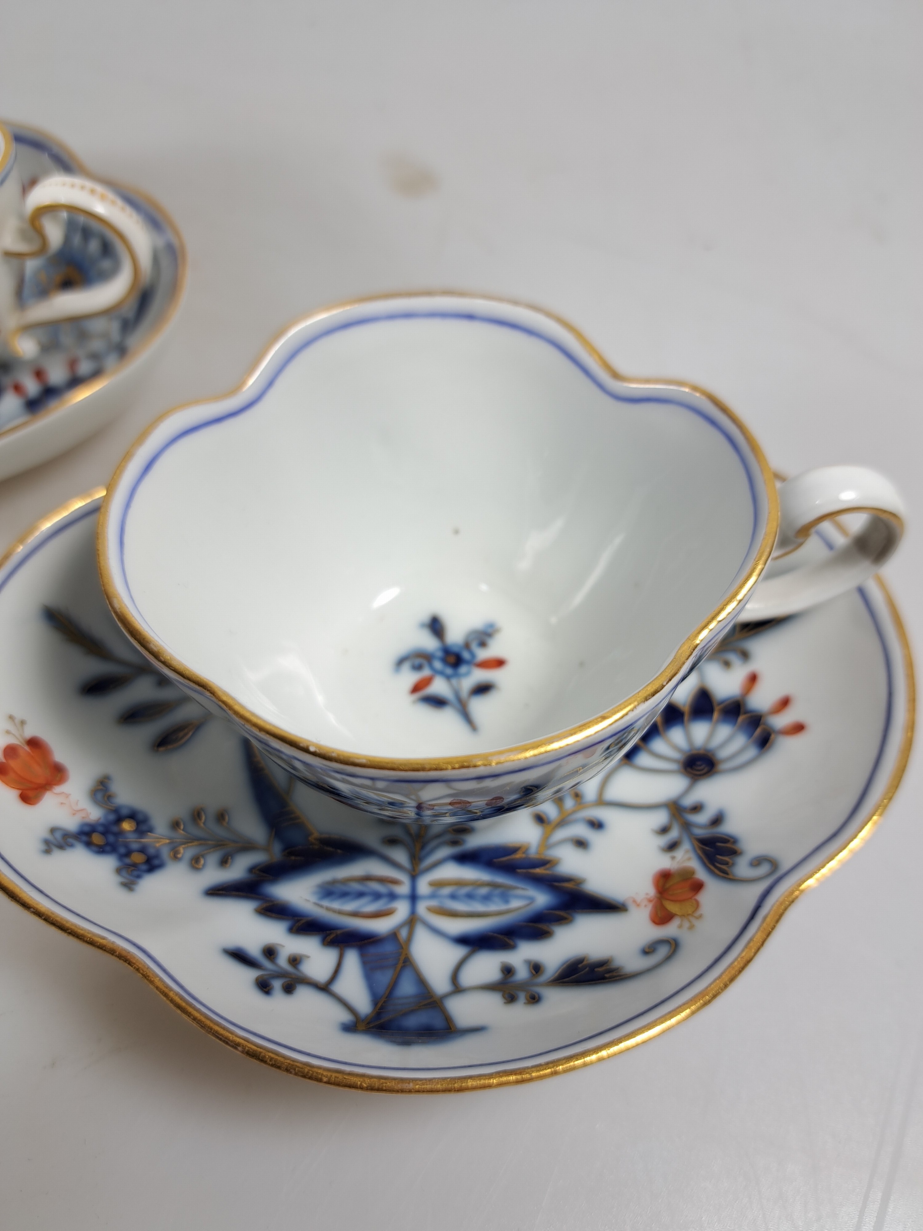 Detail v: 14 Serviceteile, Meissen, meist 1880-1924, Zwiebelmuster rot und golden gehöht, 6 Vierpasstassen mit Untertassen, gr. Teekanne, gr. Milchkännchen ...