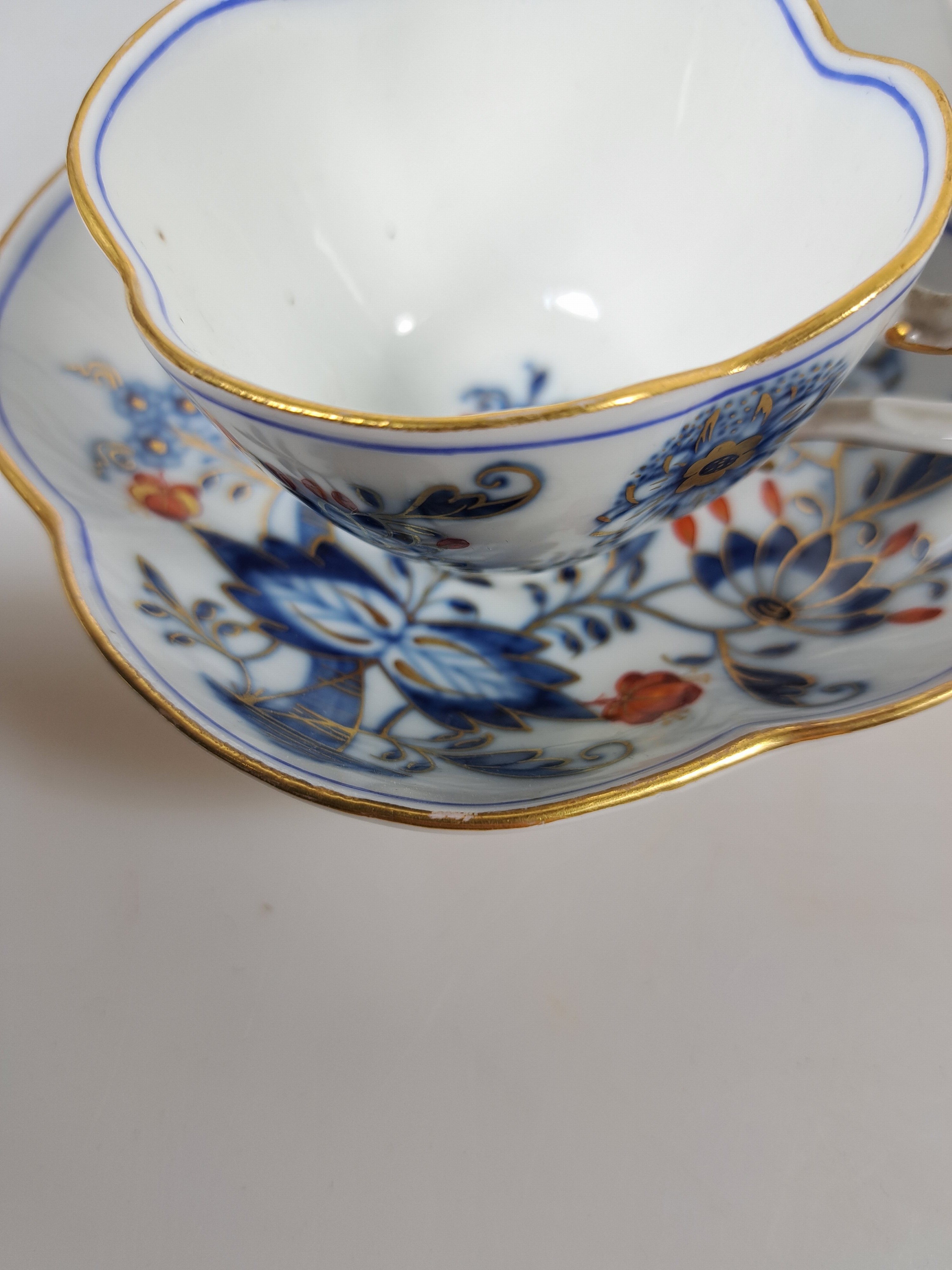 Detail w: 14 Serviceteile, Meissen, meist 1880-1924, Zwiebelmuster rot und golden gehöht, 6 Vierpasstassen mit Untertassen, gr. Teekanne, gr. Milchkännchen ...