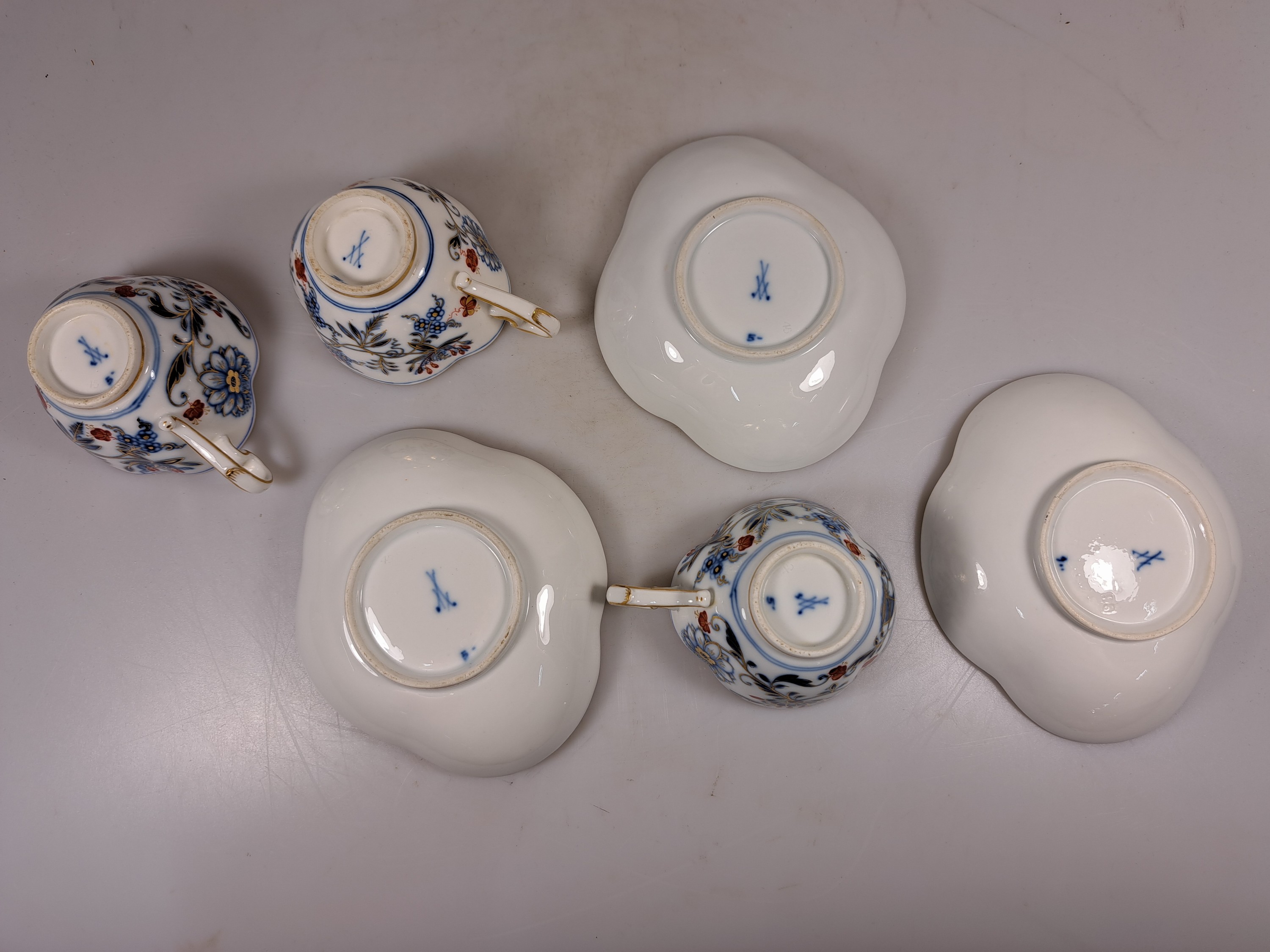 Detail x: 14 Serviceteile, Meissen, meist 1880-1924, Zwiebelmuster rot und golden gehöht, 6 Vierpasstassen mit Untertassen, gr. Teekanne, gr. Milchkännchen ...