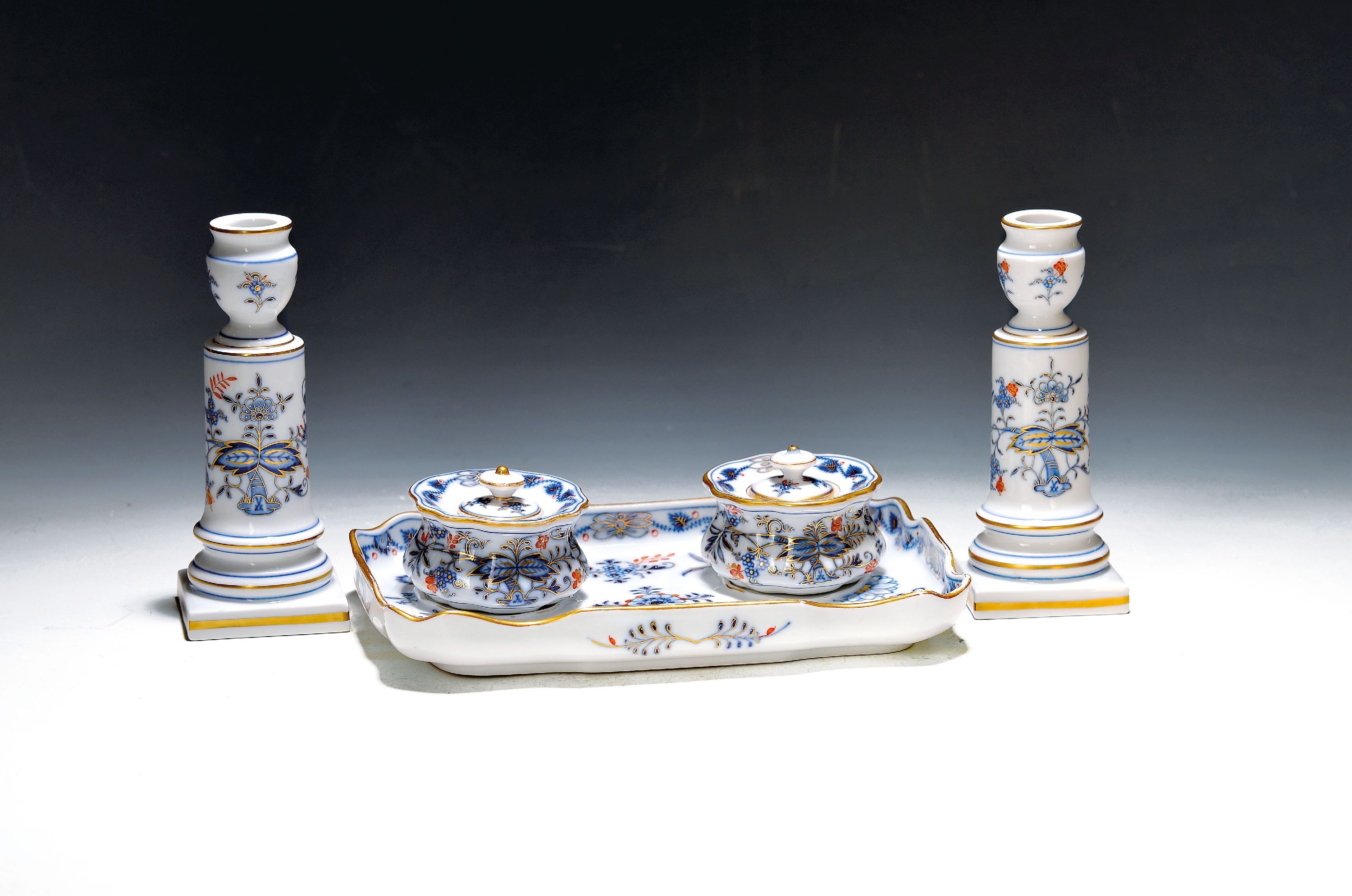 Image 27109042 - Tintenzeug/Schreibtischgarnitur und Leuchterpaar, Meissen, 19. und 20. Jh., ...