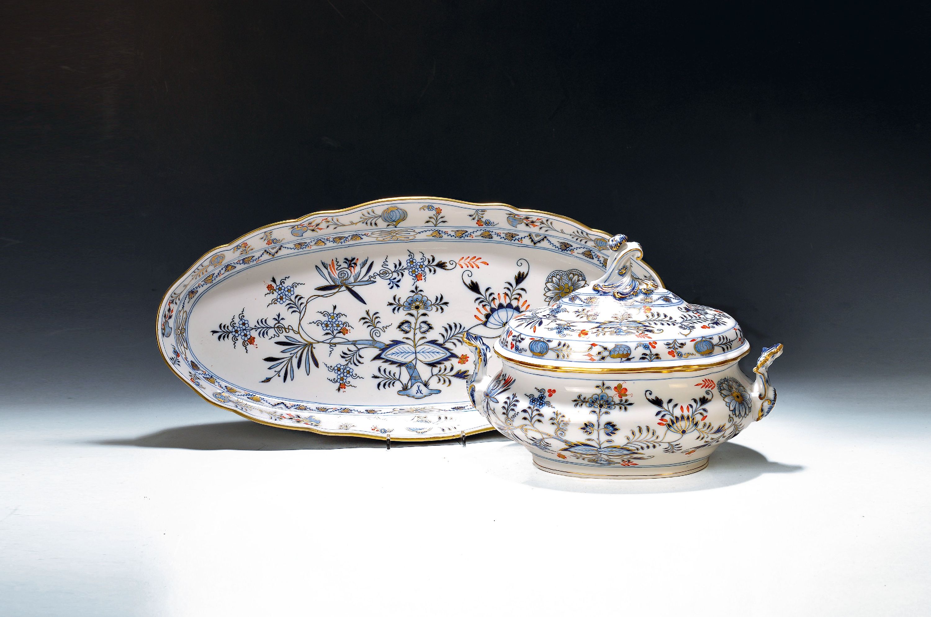 Image 27109055 - Deckelterrine und Fischplatte, Meissen, um 1880/90, Zwiebelmuster rot und golden ...