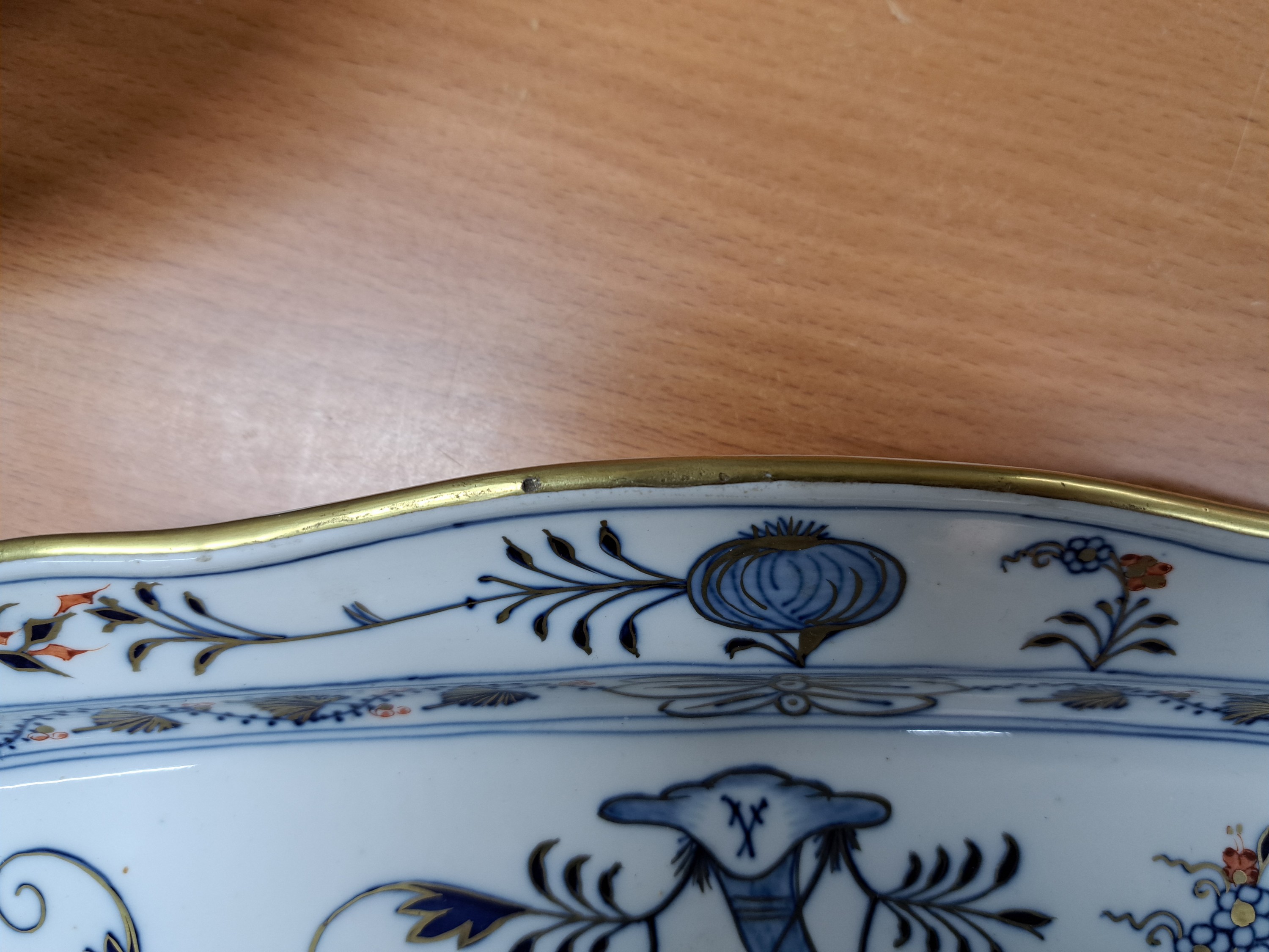 Detail c: Deckelterrine und Fischplatte, Meissen, um 1880/90, Zwiebelmuster rot und golden gehöht, Goldränder, Terrine ca. 32 x 23.5 cm, Platte ca. 54.5 cm, ...