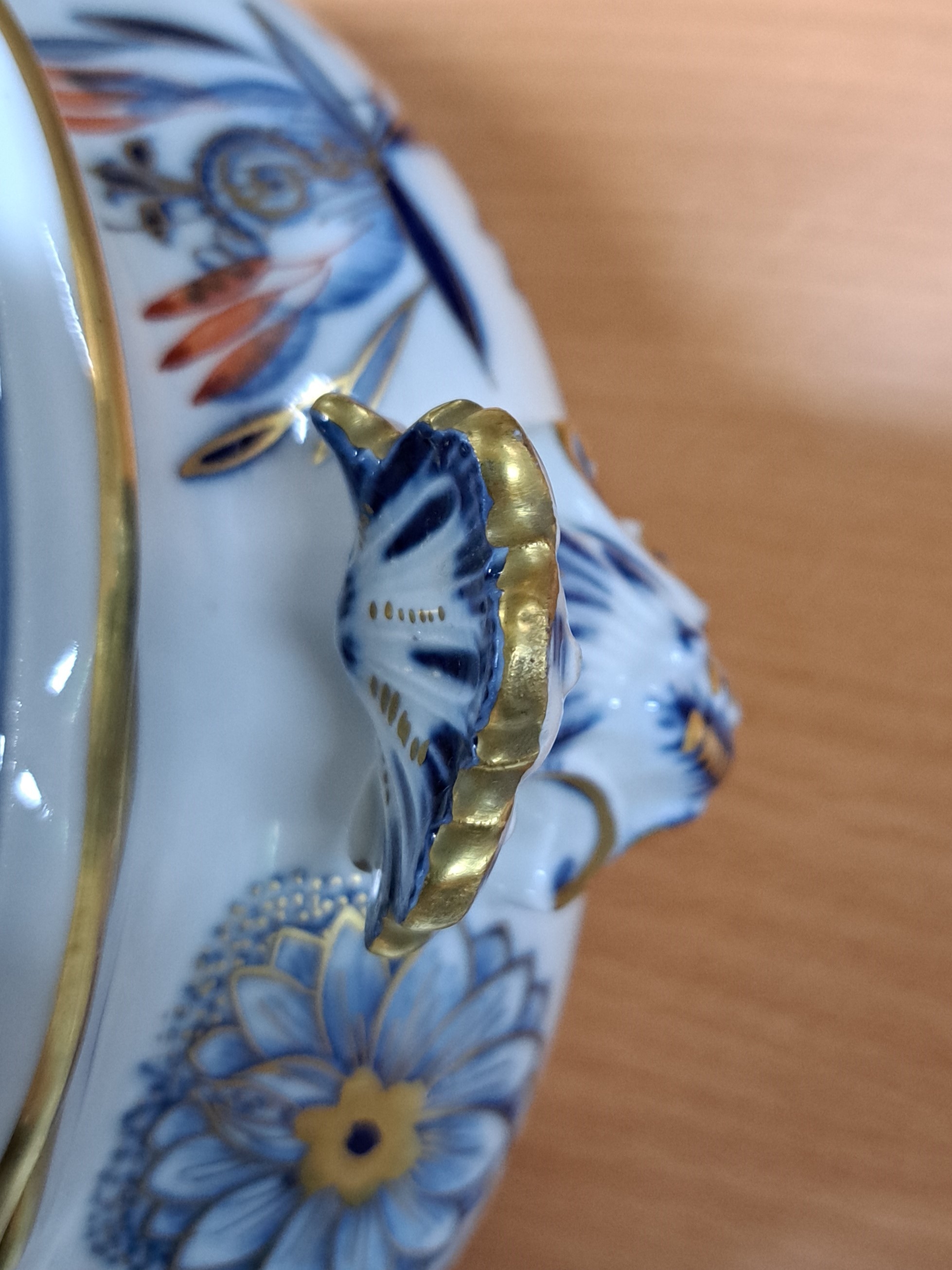 Detail d: Deckelterrine und Fischplatte, Meissen, um 1880/90, Zwiebelmuster rot und golden gehöht, Goldränder, Terrine ca. 32 x 23.5 cm, Platte ca. 54.5 cm, ...