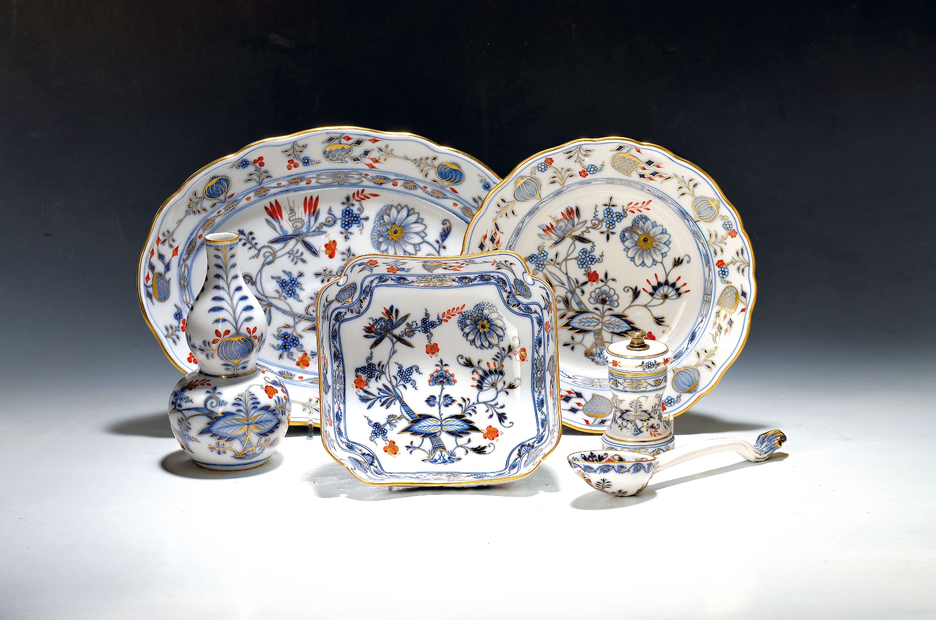 Image 27109057 - 10 Geschirrteile Speiseservice, Meissen, meist Knaufzeit, Zwiebelmuster rot und golden ...