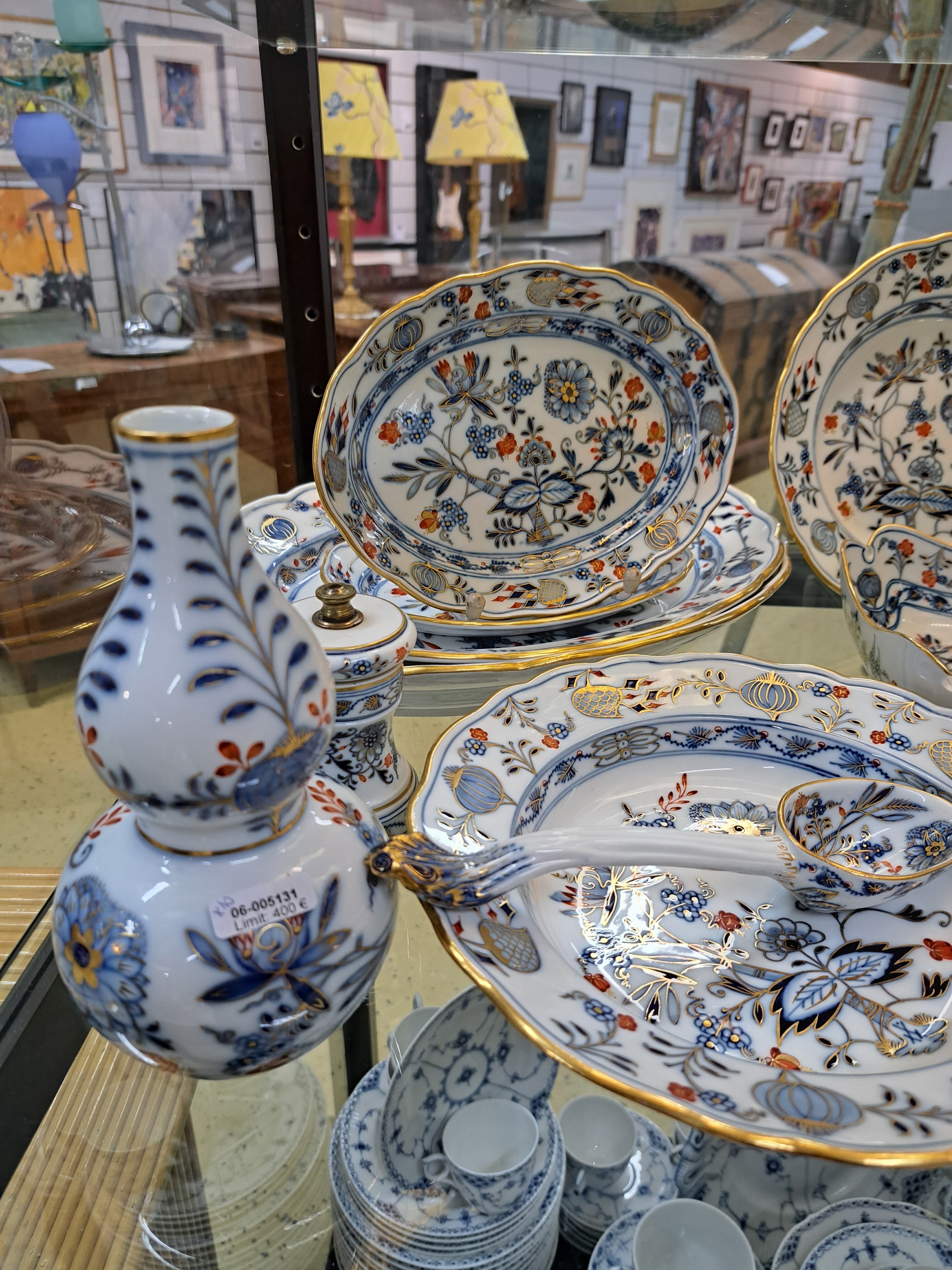 Detail a: 10 Geschirrteile Speiseservice, Meissen, meist Knaufzeit, Zwiebelmuster rot und golden gehöht, Goldränder, Doppelkürbisvase H. 19 cm, ...