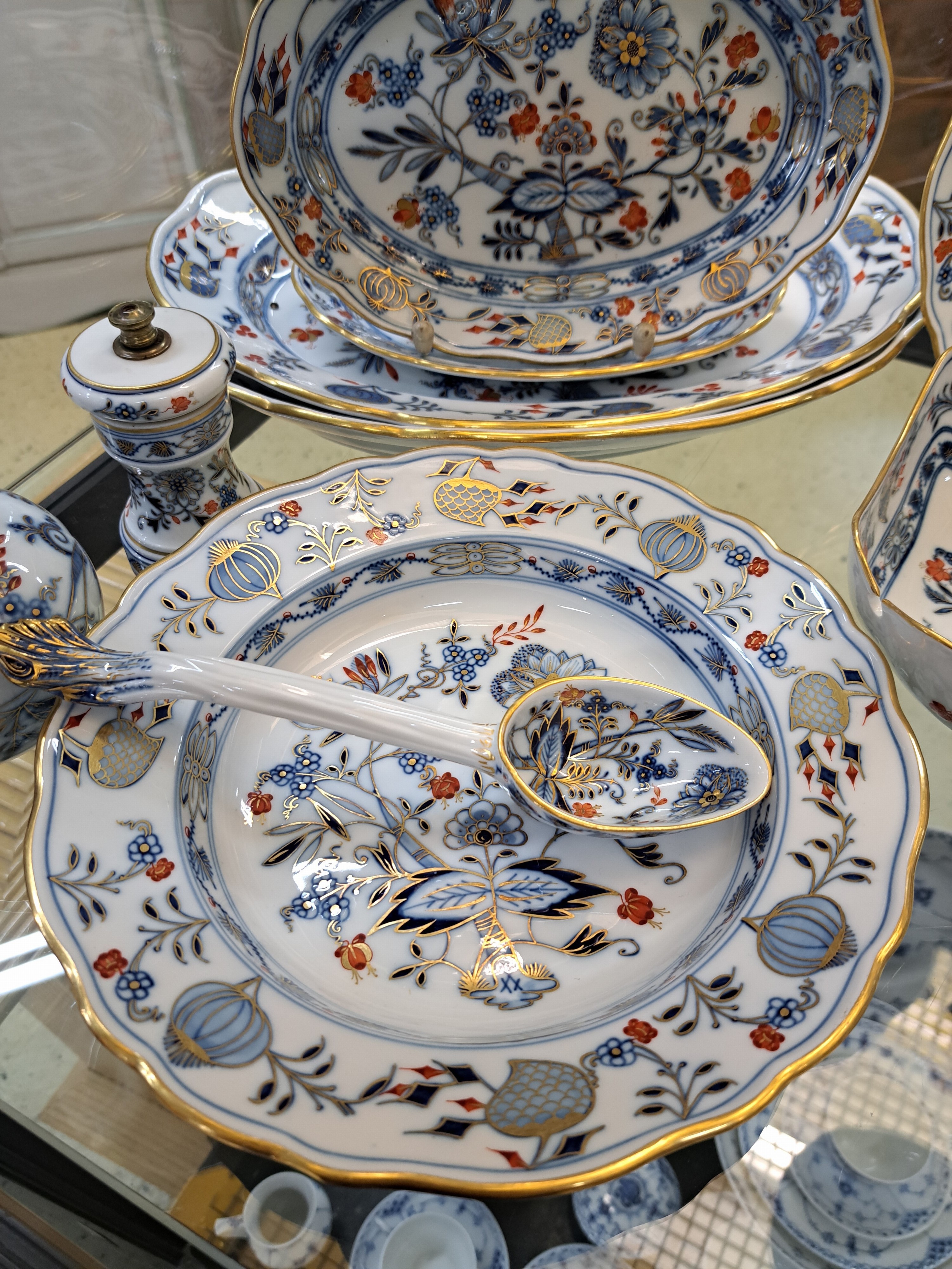 Detail b: 10 Geschirrteile Speiseservice, Meissen, meist Knaufzeit, Zwiebelmuster rot und golden gehöht, Goldränder, Doppelkürbisvase H. 19 cm, ...