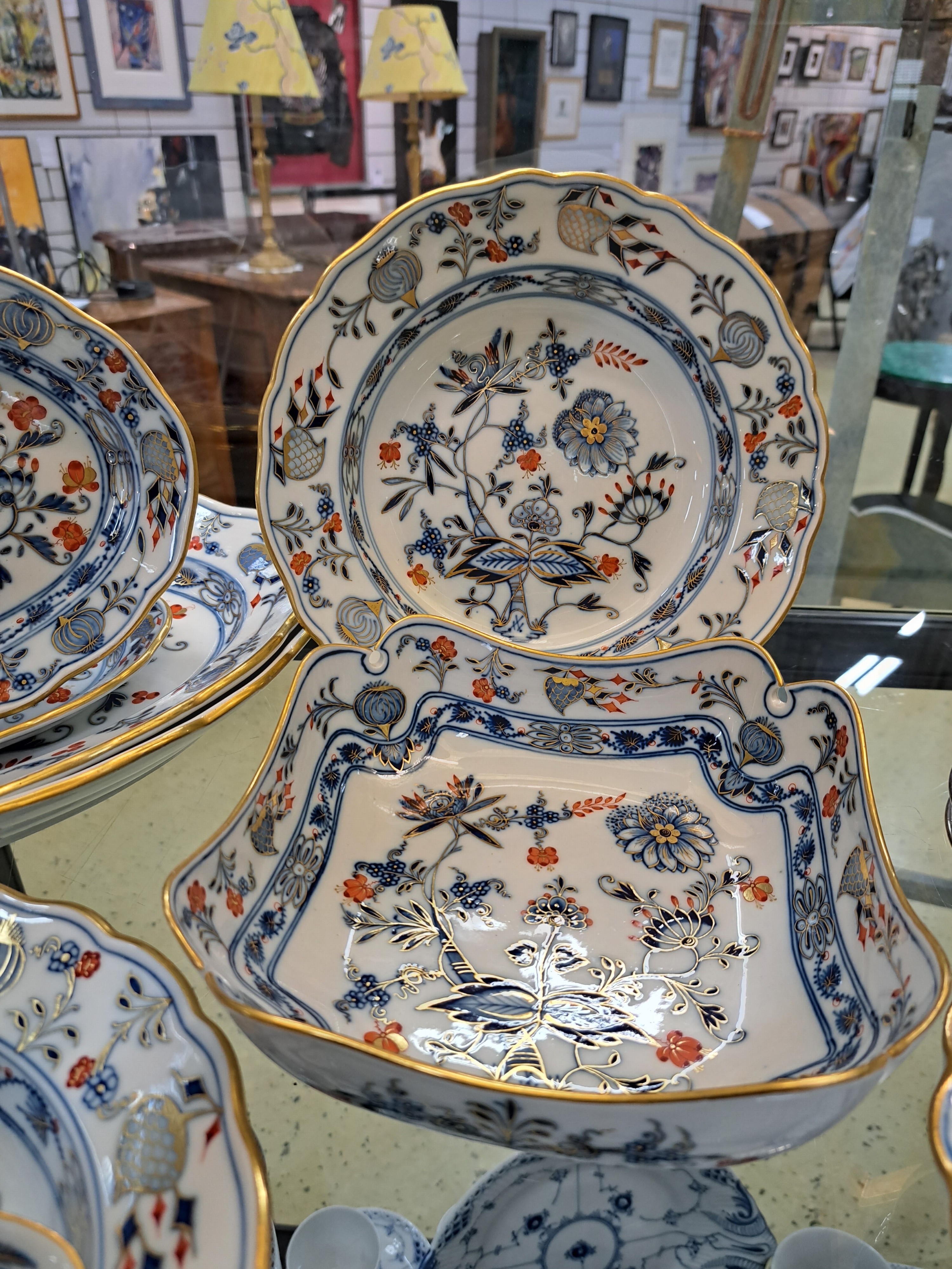 Detail c: 10 Geschirrteile Speiseservice, Meissen, meist Knaufzeit, Zwiebelmuster rot und golden gehöht, Goldränder, Doppelkürbisvase H. 19 cm, ...