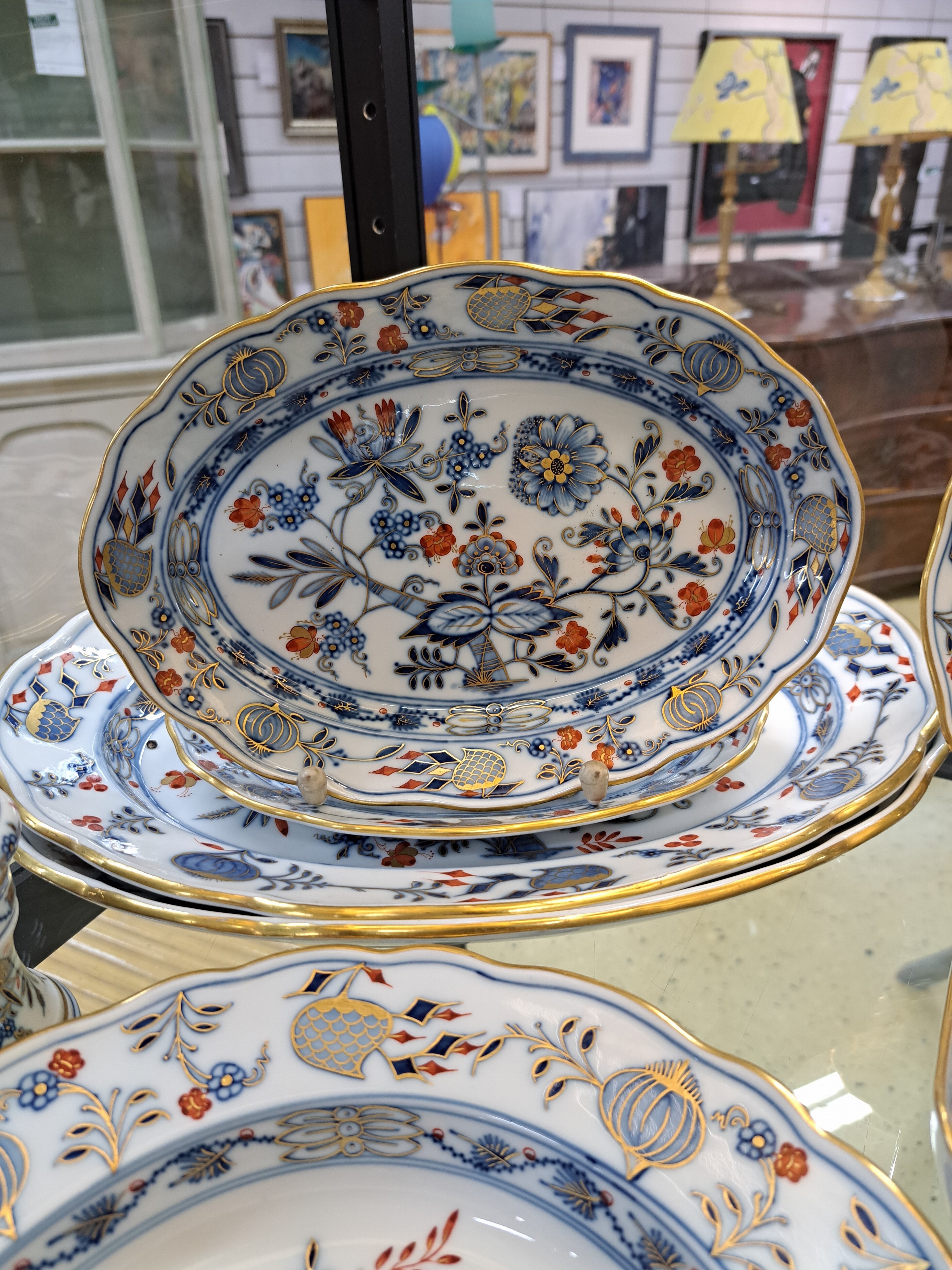 Detail d: 10 Geschirrteile Speiseservice, Meissen, meist Knaufzeit, Zwiebelmuster rot und golden gehöht, Goldränder, Doppelkürbisvase H. 19 cm, ...