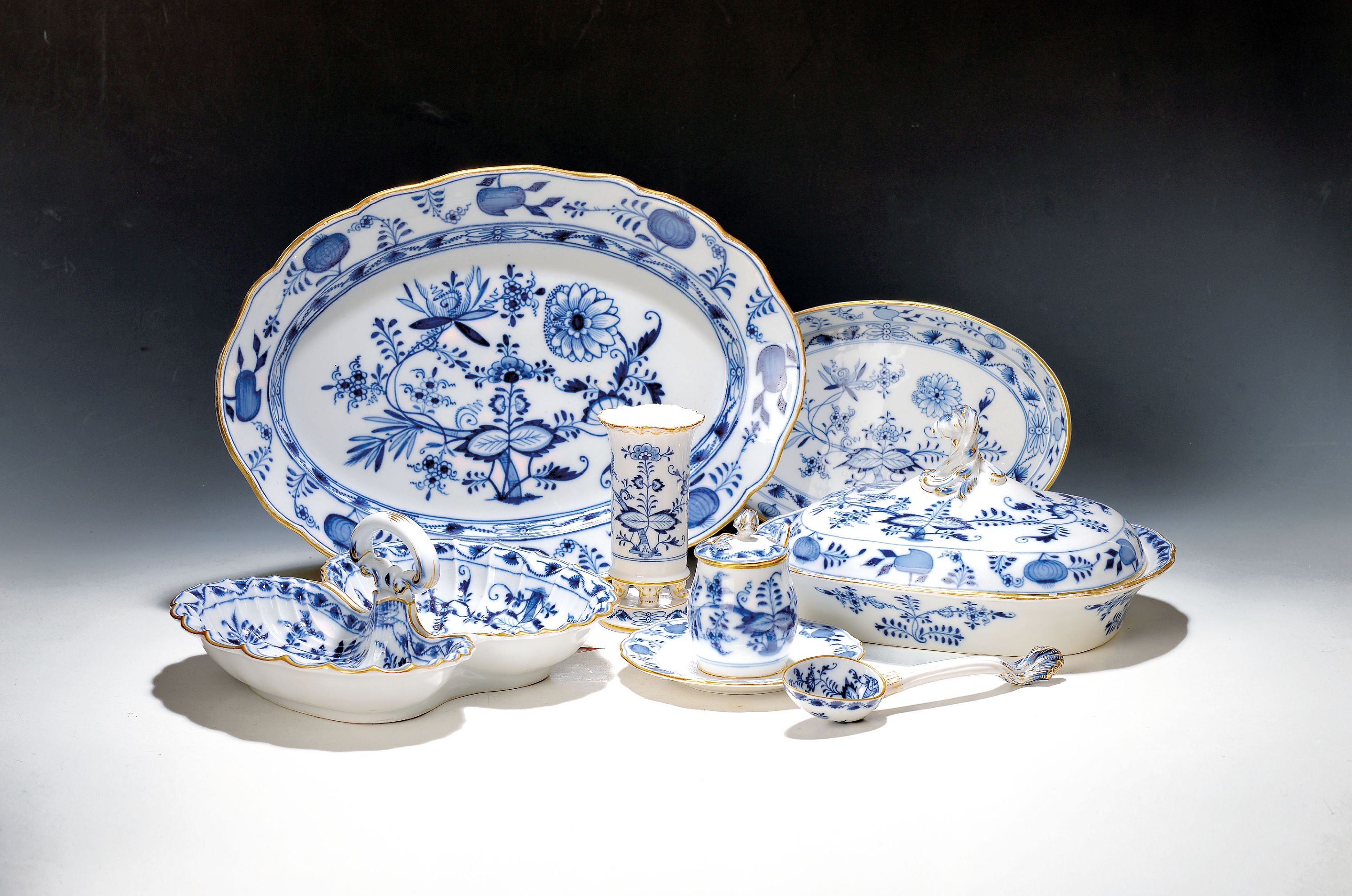 Image 27109058 - Elf Geschirrteile, Meissen, meist 1880/90, Knaufschwerter, Zwiebelmuster Goldränder, ...