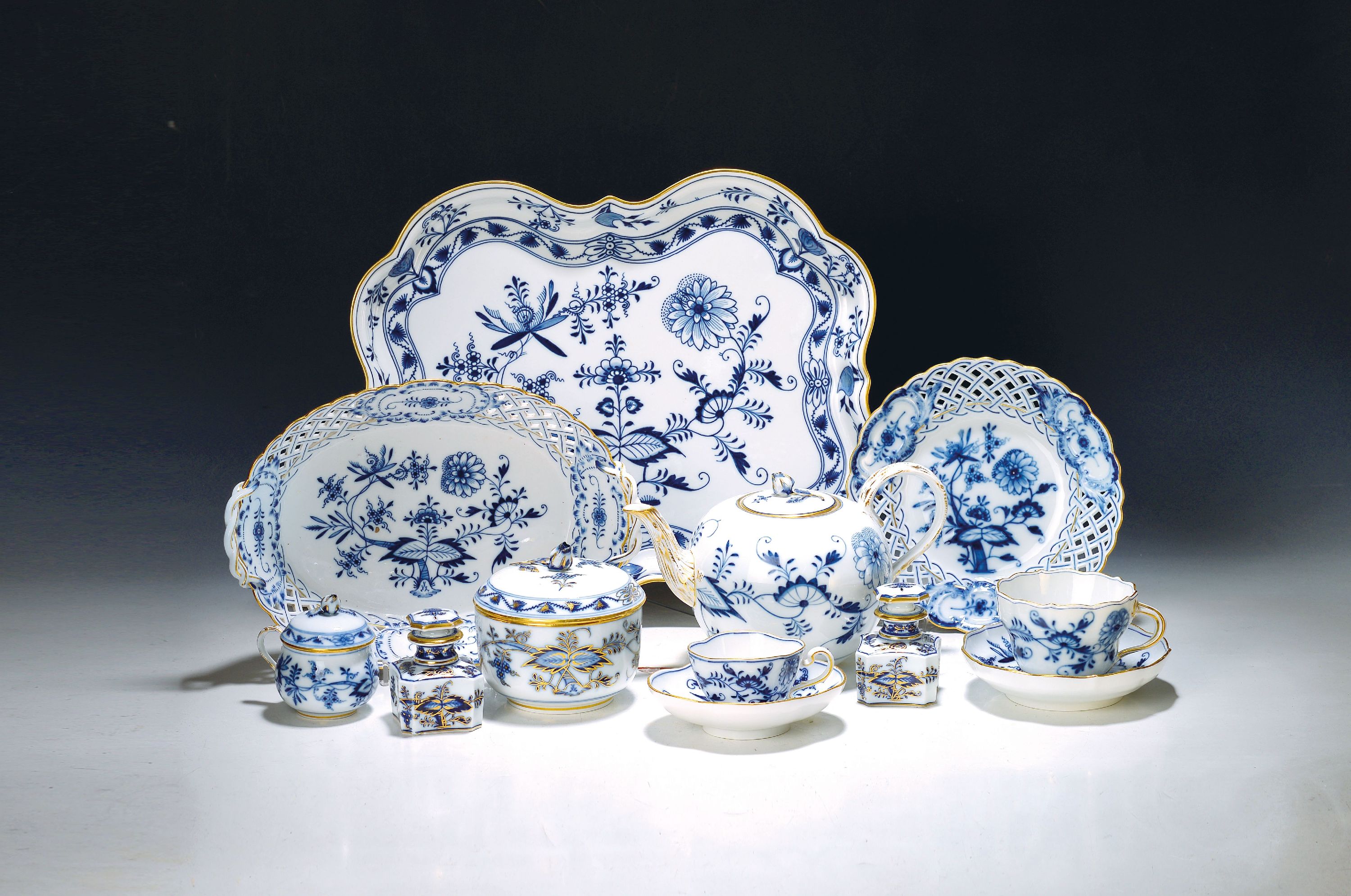 Image 27109193 - 22 Geschirr-/Serviceteile, Meissen, 19./20. Jh., Zwiebelmuster Goldrand, Tablett, drei ...