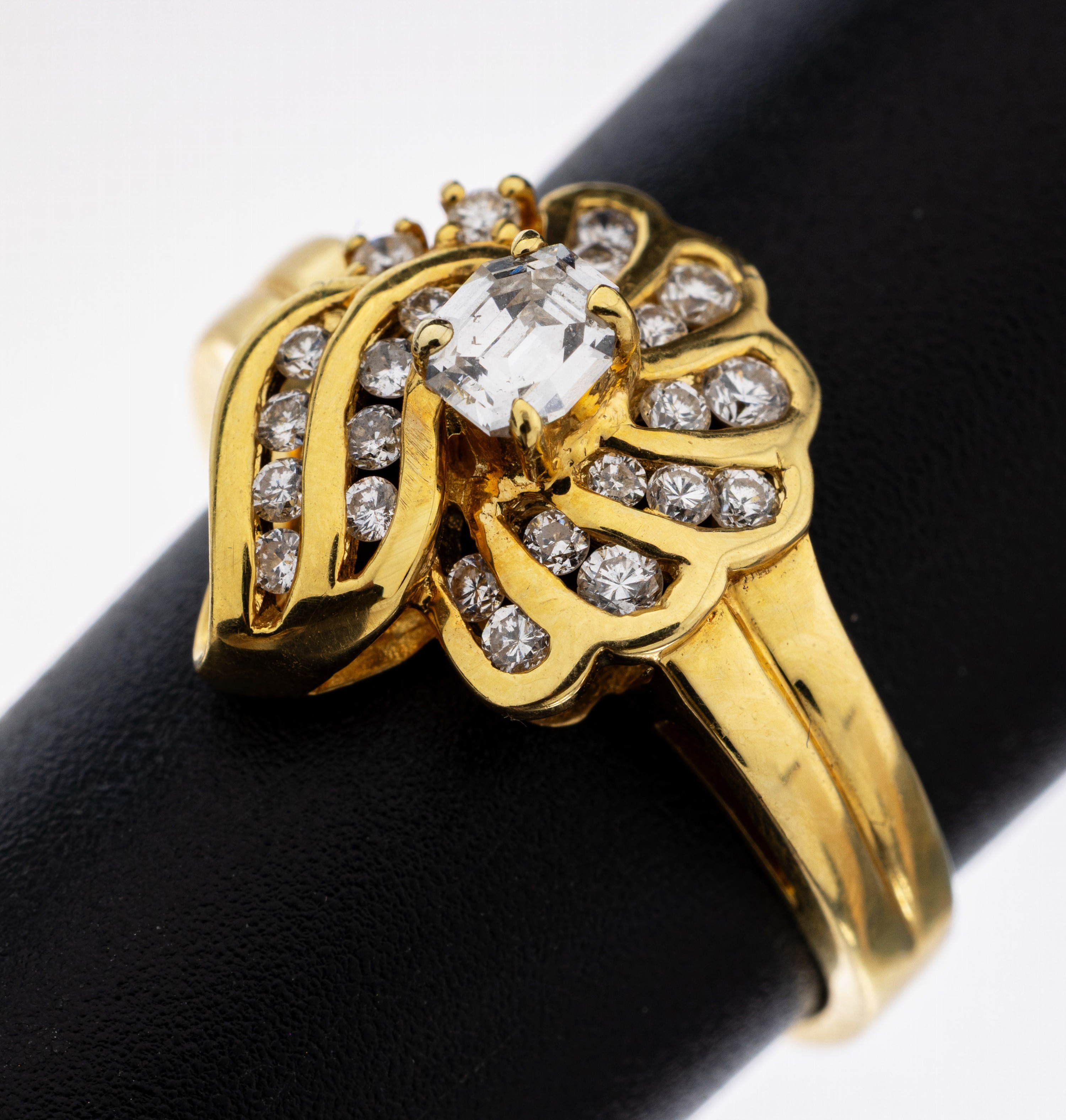 Image 27109196 - 18 kt Gold Diamant-Ring, GG 750/000, mittigerhaben gefasster Diamant im modifizierten ...