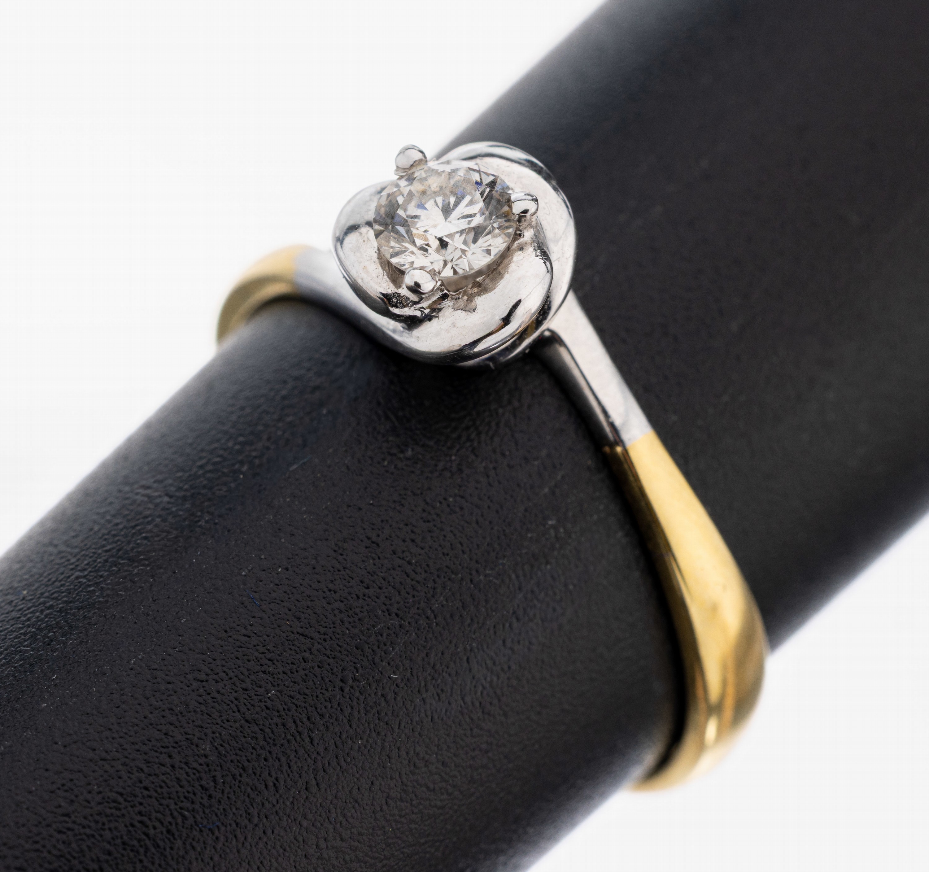 Image 27109197 - 18 kt Gold Brillant-Ring, GG/WG 750/000, Brillant ca. 0.26 ct feines Weiß/vvs, RW 56, ...