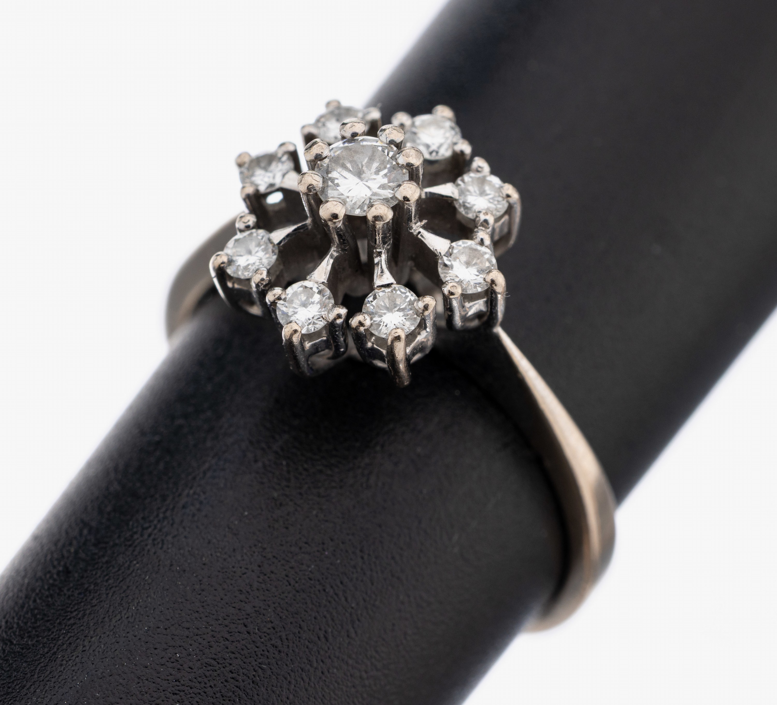 Image 27109199 - 18 kt Gold Brillant-Ring, WG 750/000, 9 Brillanten zus. ca. 0.39 ct feines Weiß/vs, ...